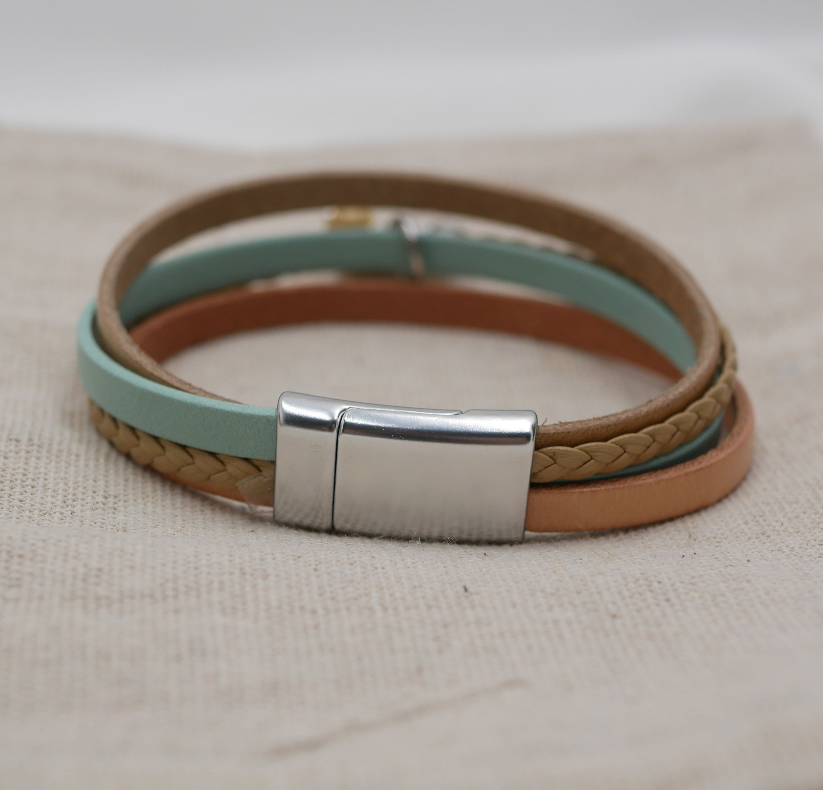 Armband Manschette Frau Multi Leder Beige Sand Anh&auml;nger nach Wahl