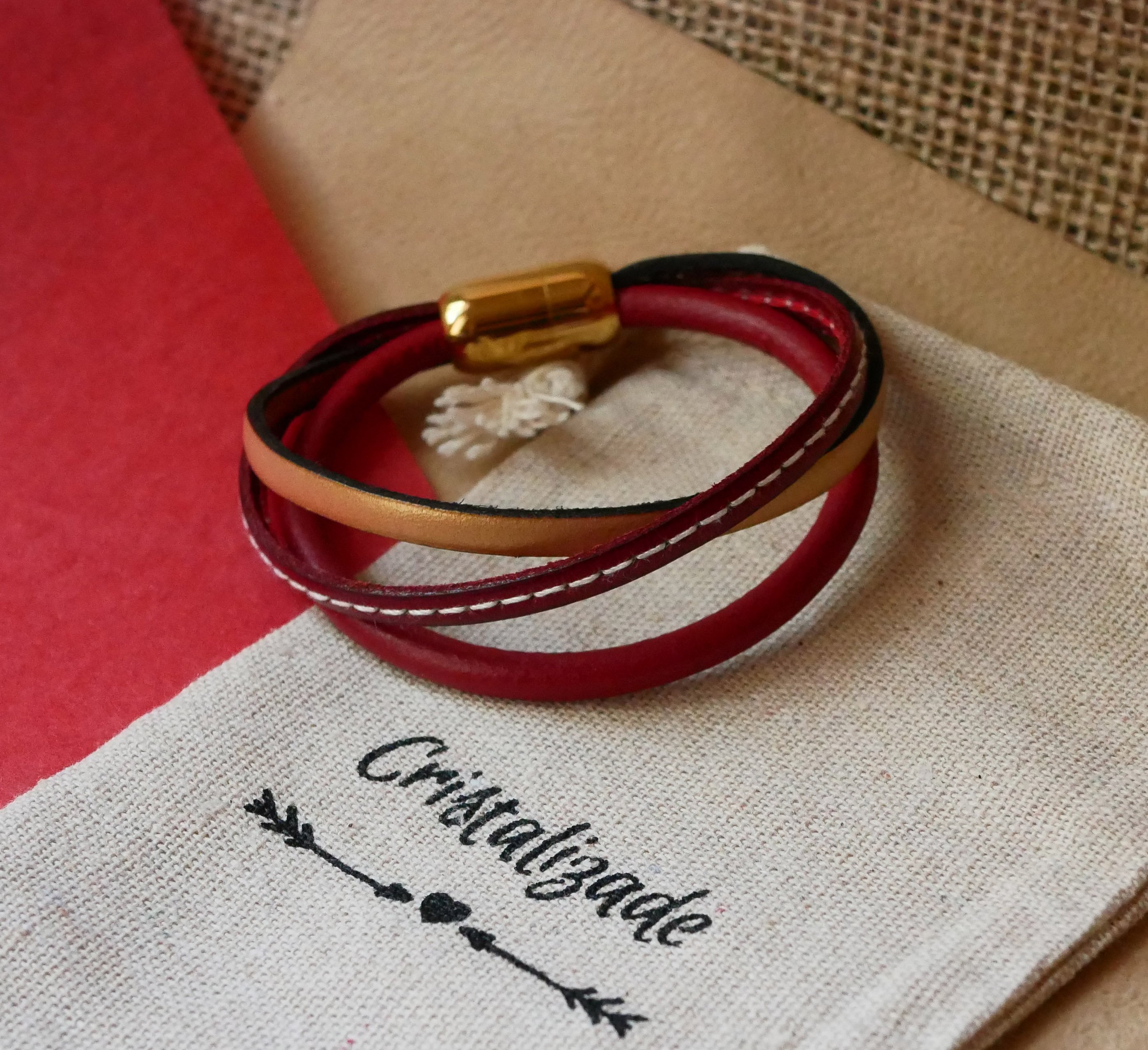 Manschettenarmband f&uuml;r Frauen aus rotem und goldenem Leder