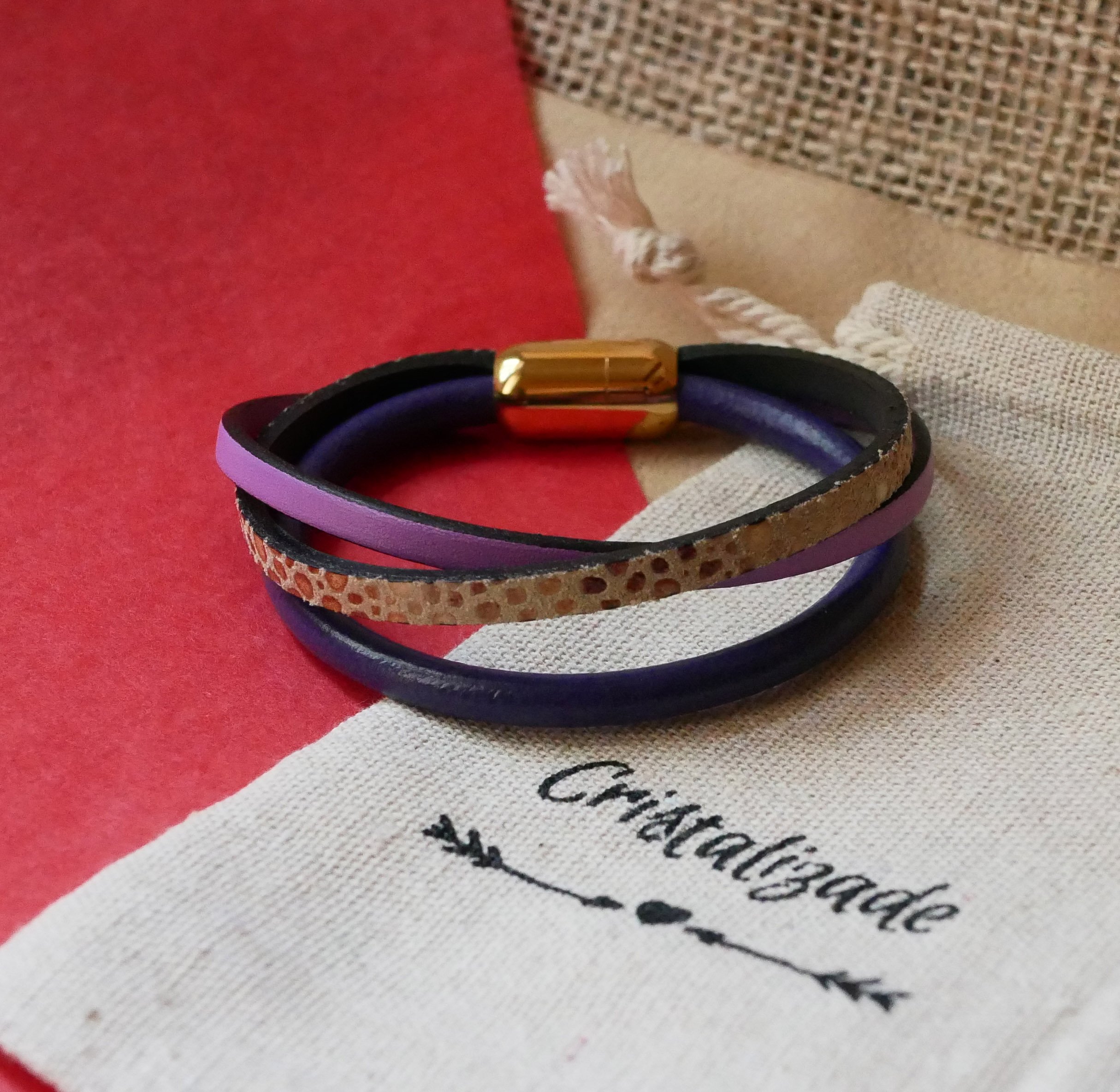 Manschettenarmband f&uuml;r Frauen aus violettem und goldenem Leder
