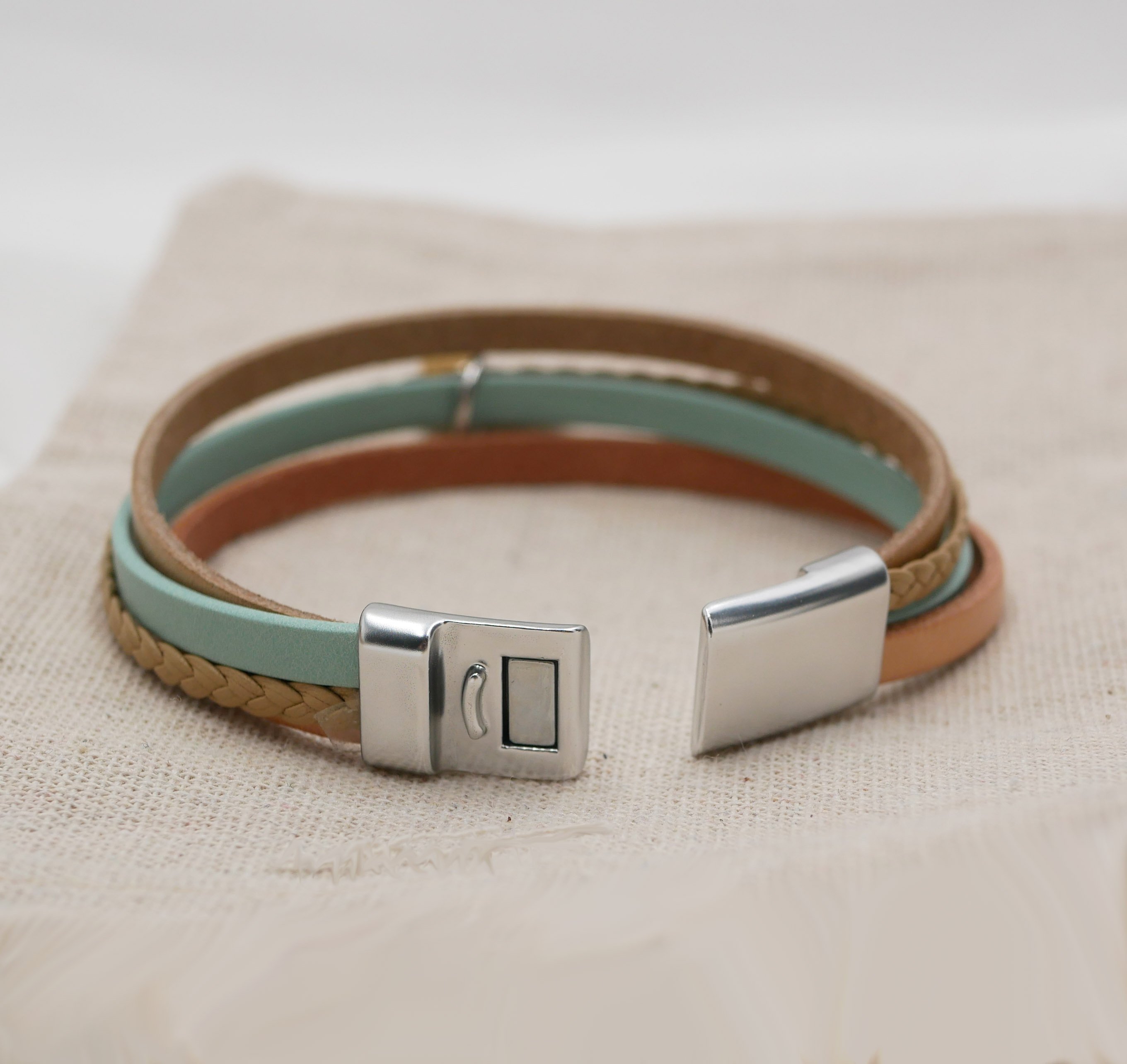 Armband Manschette Frau Multi Leder Beige Sand Anh&auml;nger nach Wahl