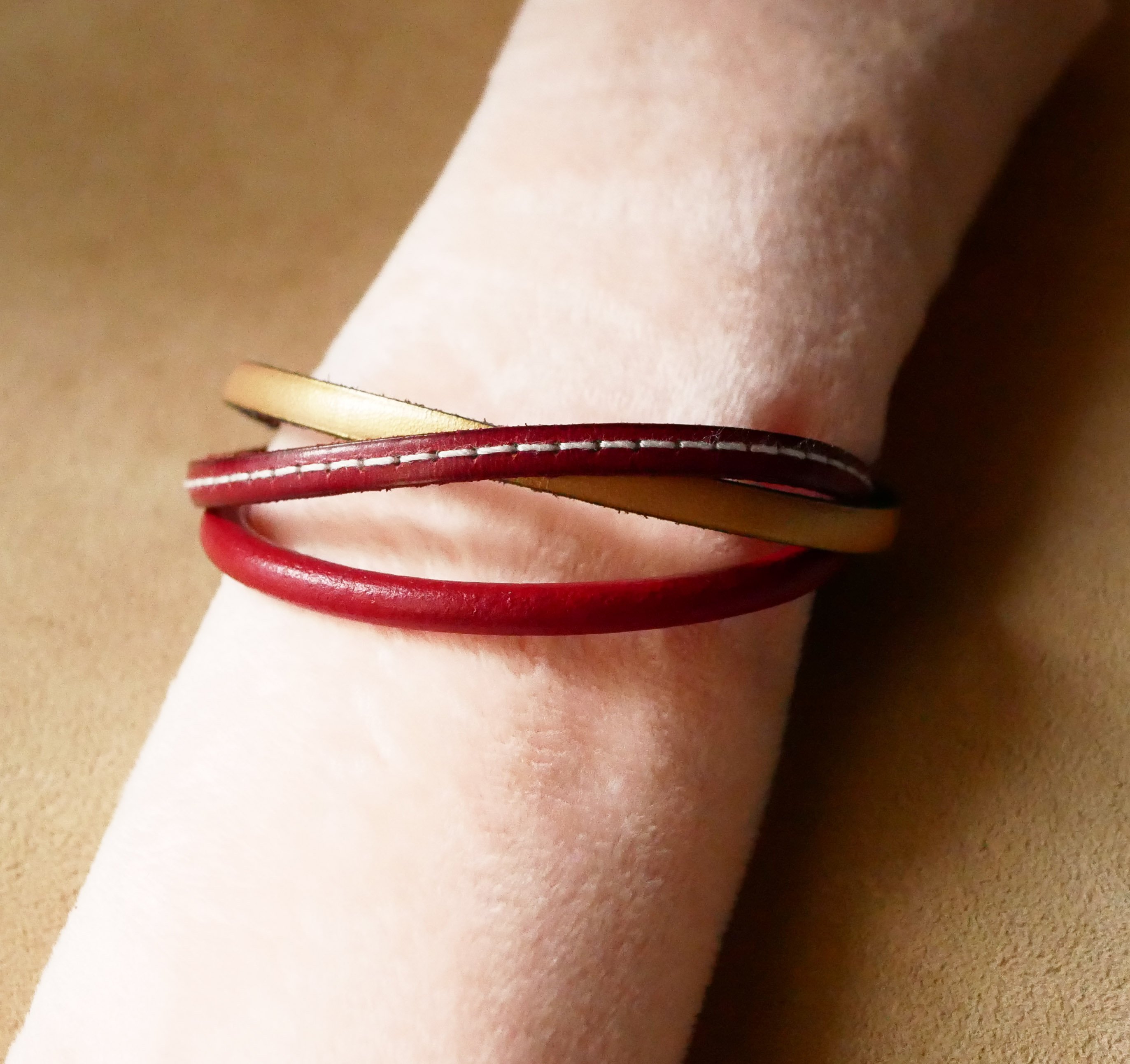 Manschettenarmband f&uuml;r Frauen aus rotem und goldenem Leder