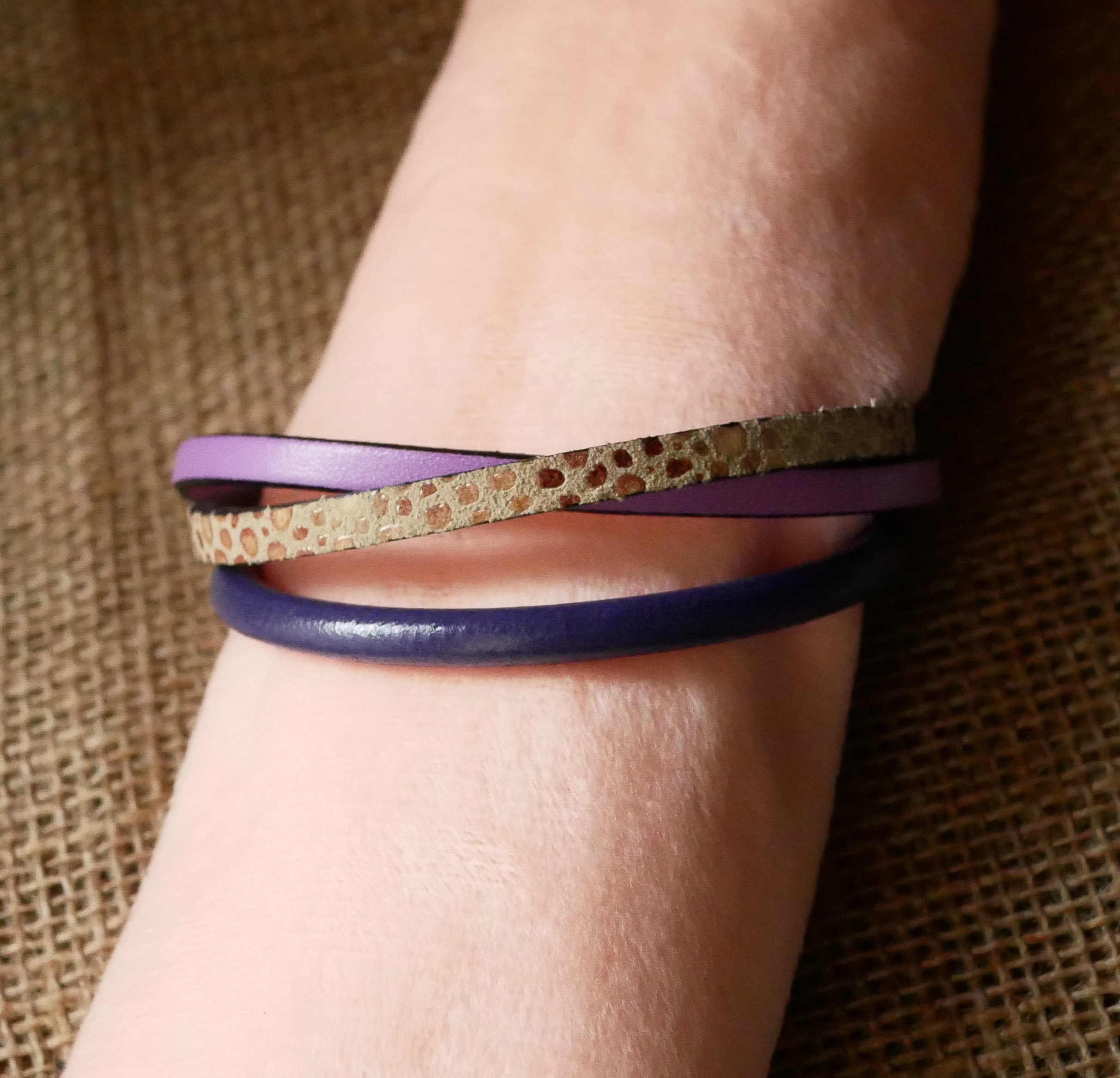 Manschettenarmband f&uuml;r Frauen aus violettem und goldenem Leder