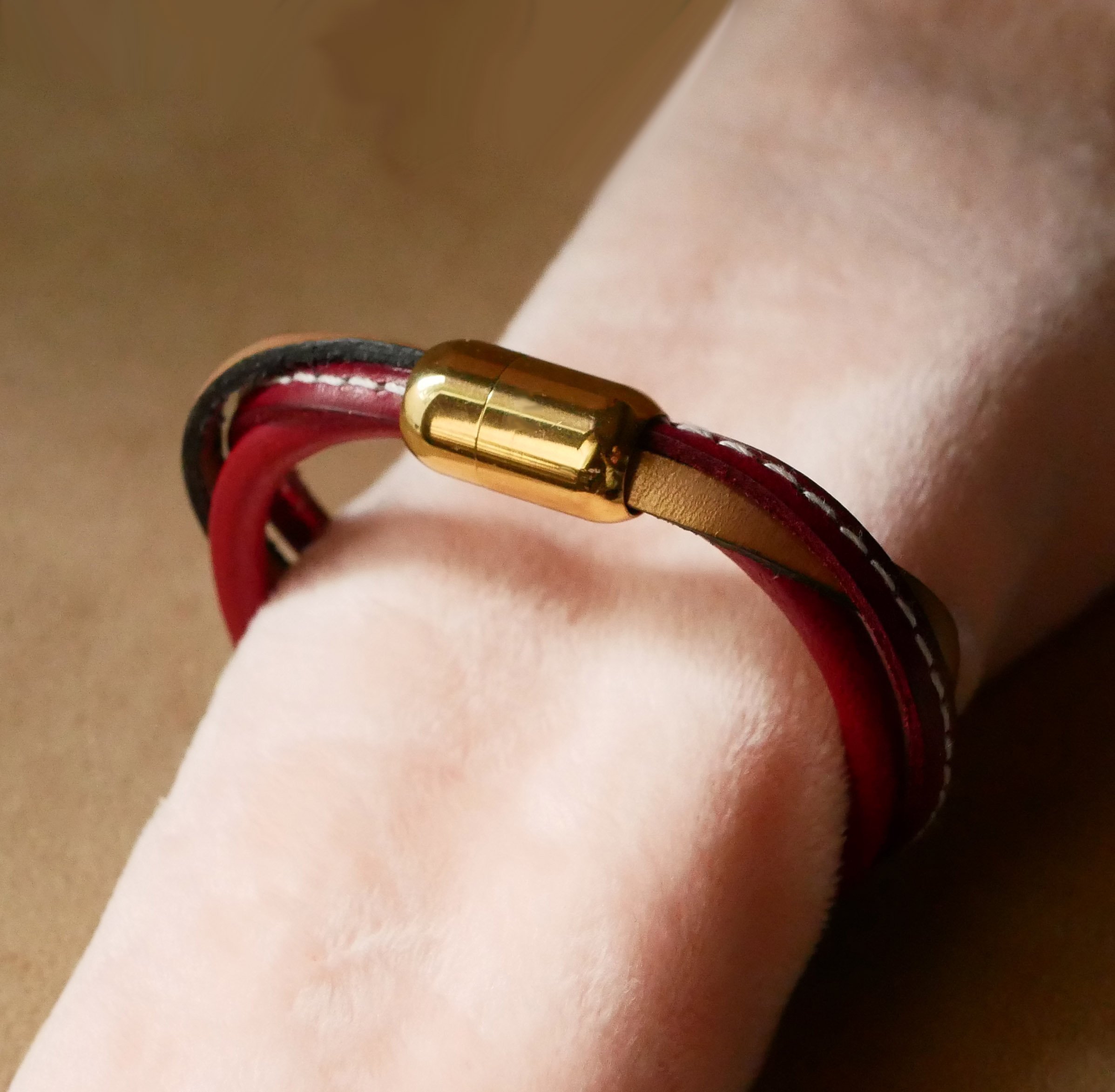 Manschettenarmband f&uuml;r Frauen aus rotem und goldenem Leder