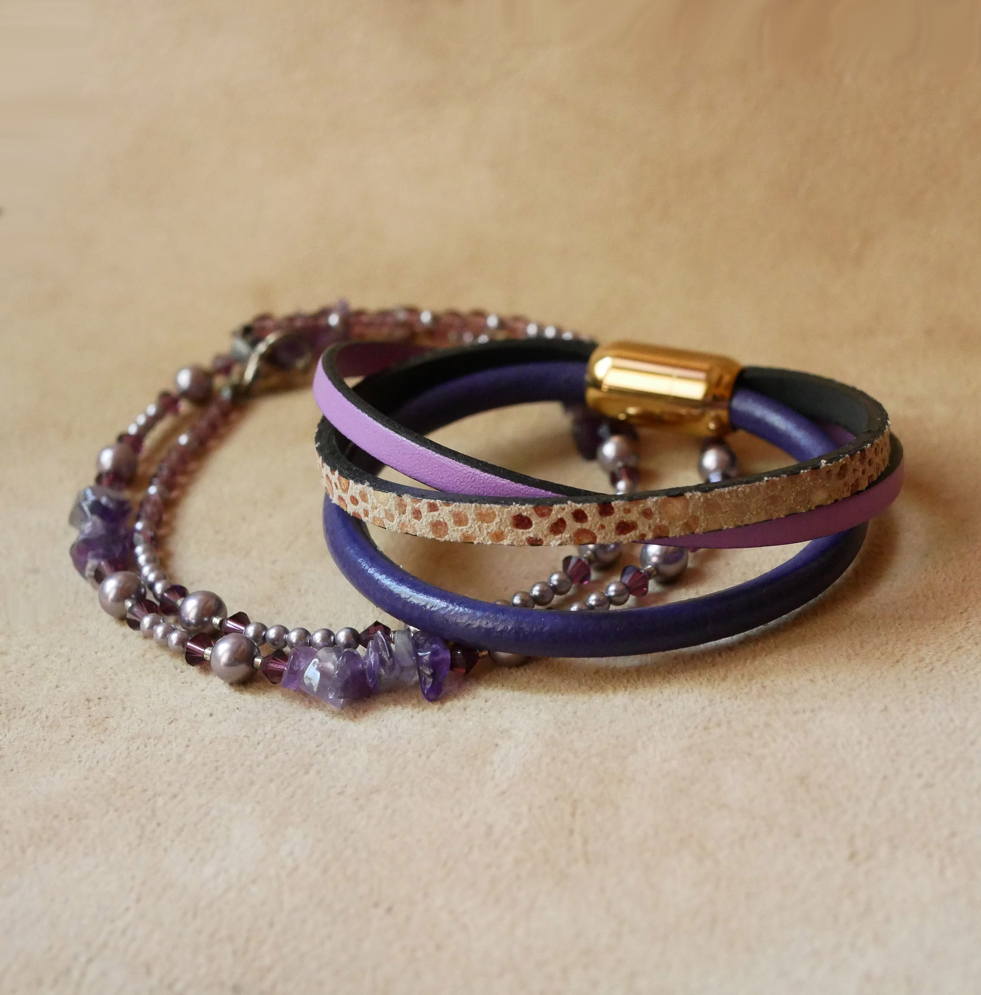 Manschettenarmband f&uuml;r Frauen aus violettem und goldenem Leder