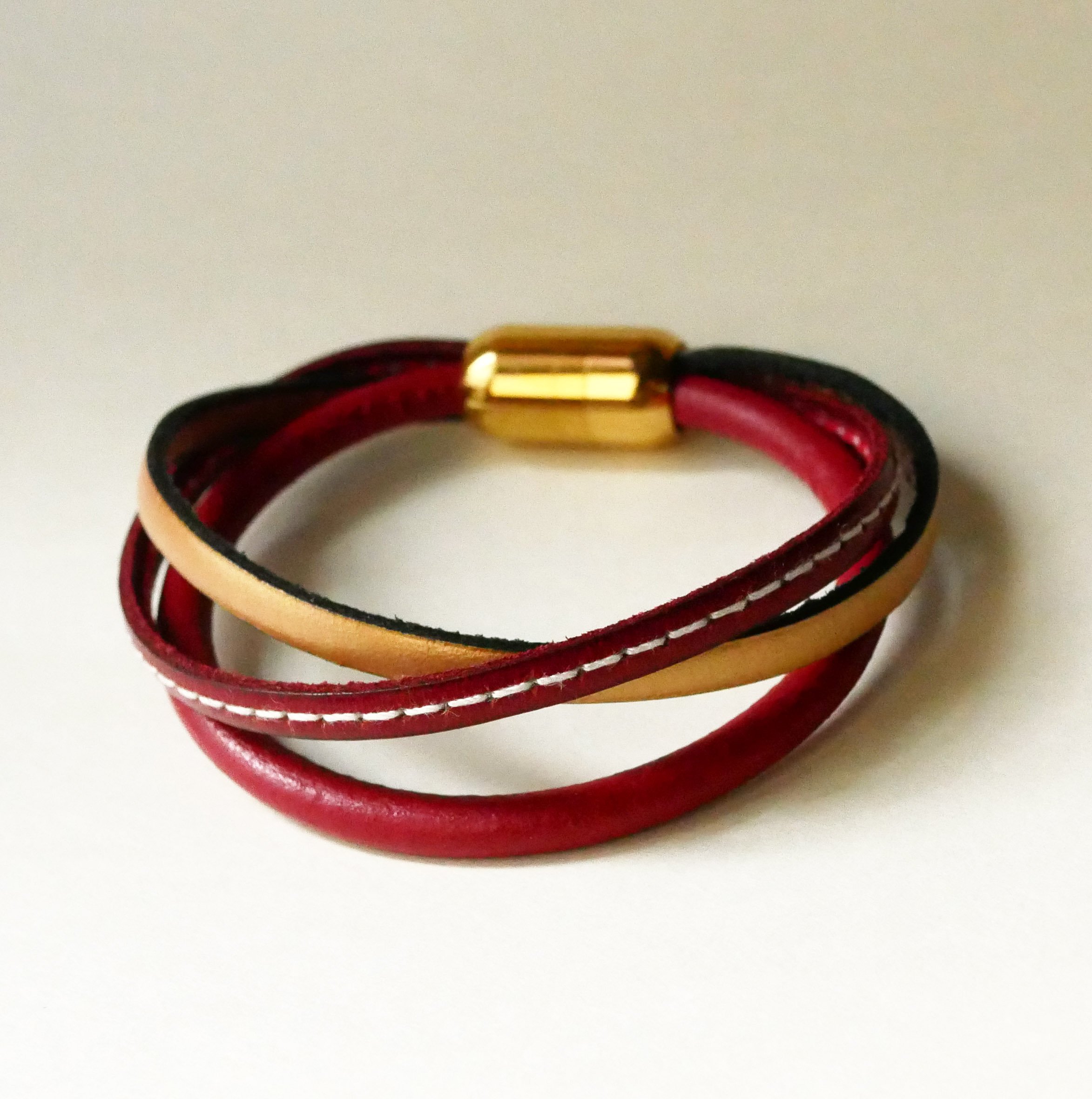 Manschettenarmband f&uuml;r Frauen aus rotem und goldenem Leder