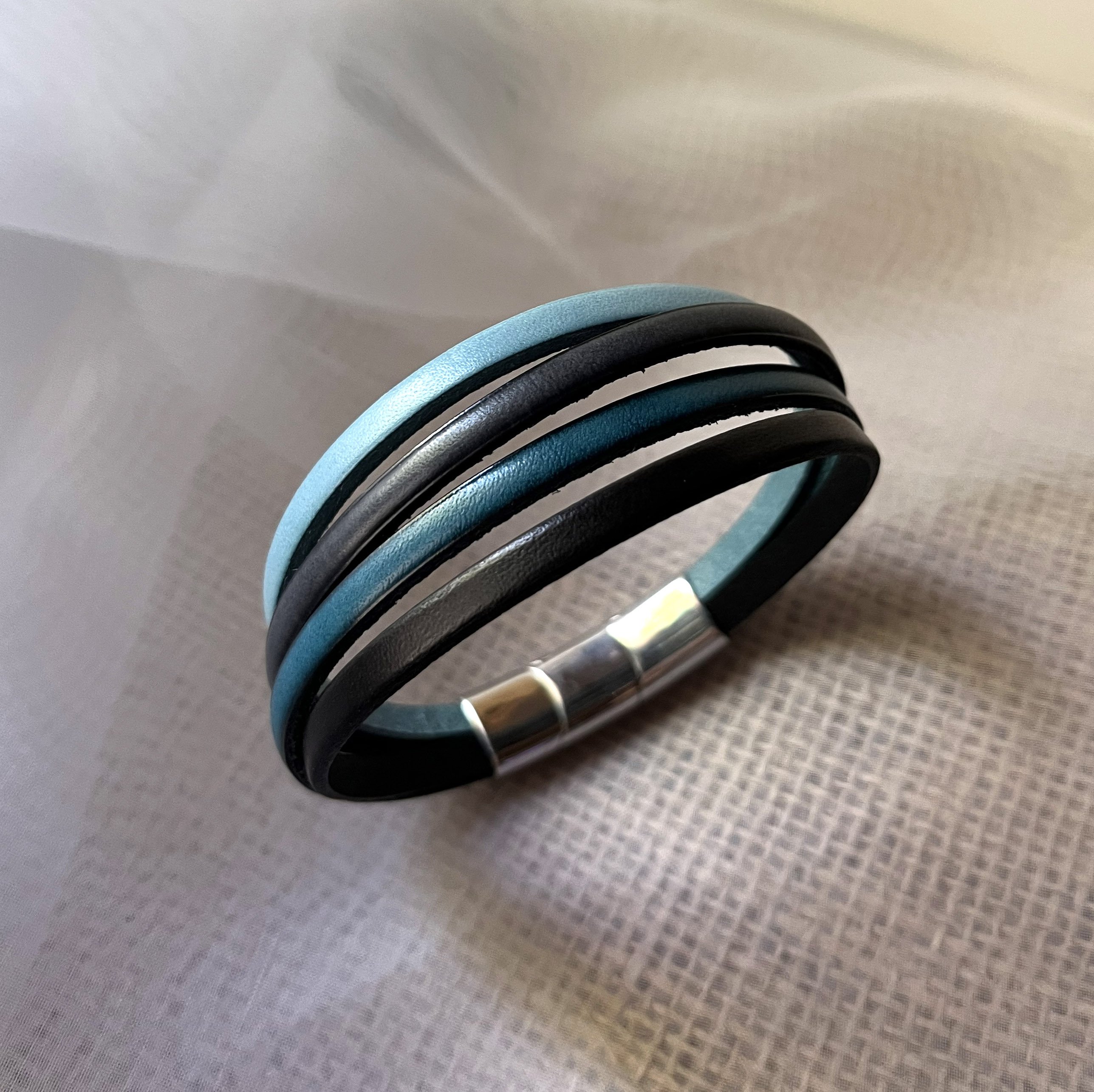Bracelet manchette homme aux 4 cuirs bleu et gris fermoir avec extension