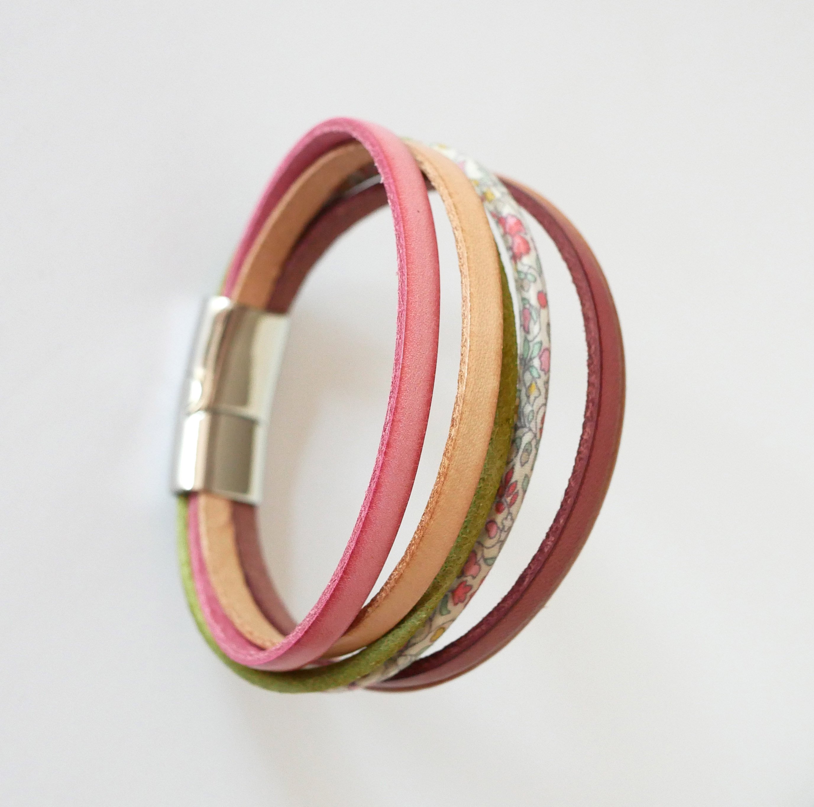 Armband mit mehreren Kordeln aus pastellfarbenem Leder und Liberty-Kordel mit Blumenmuster