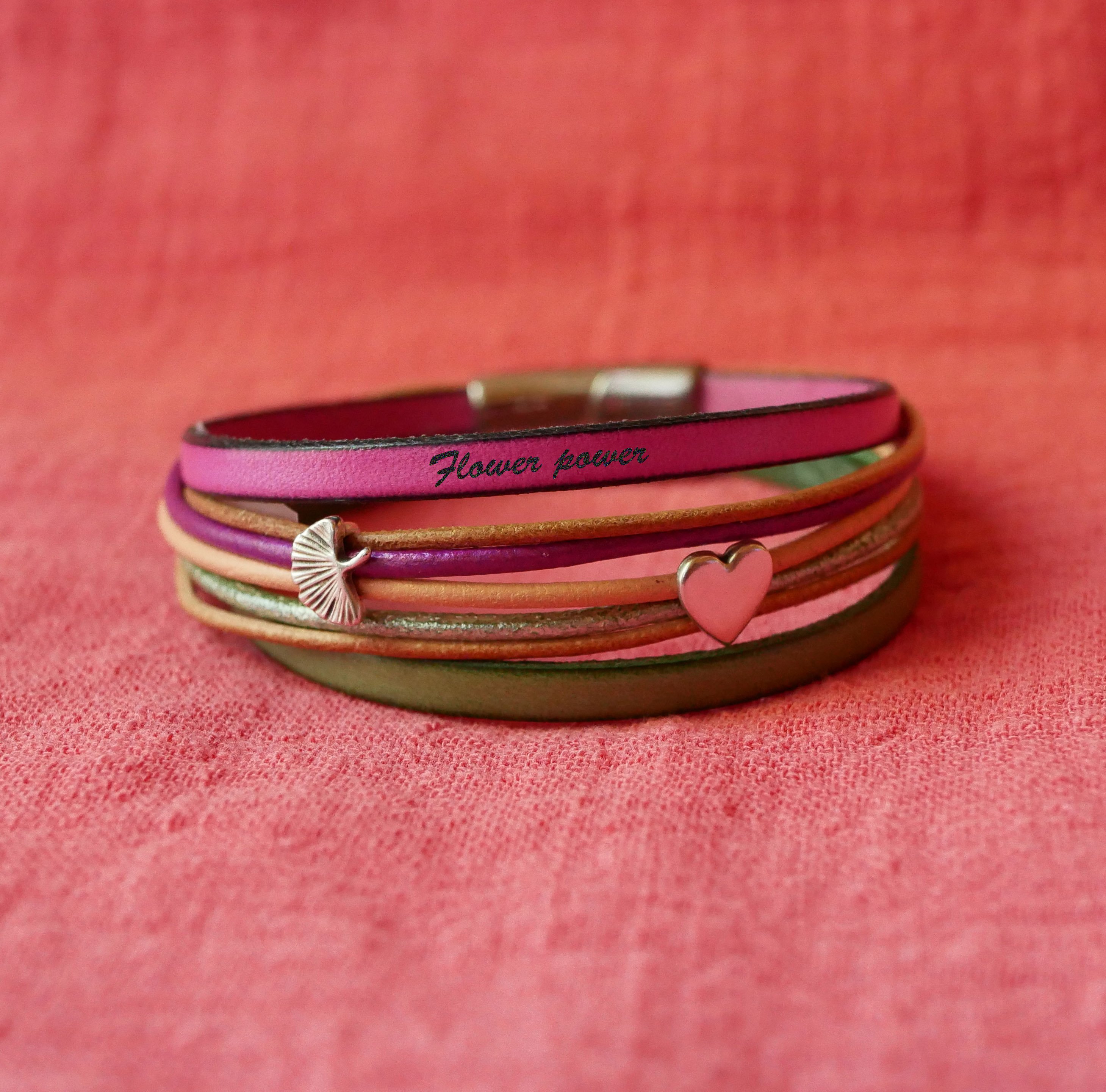 Manschettenarmband aus mehreren Lederkordeln in Fuchsia mit 2 silbernen Schlaufen