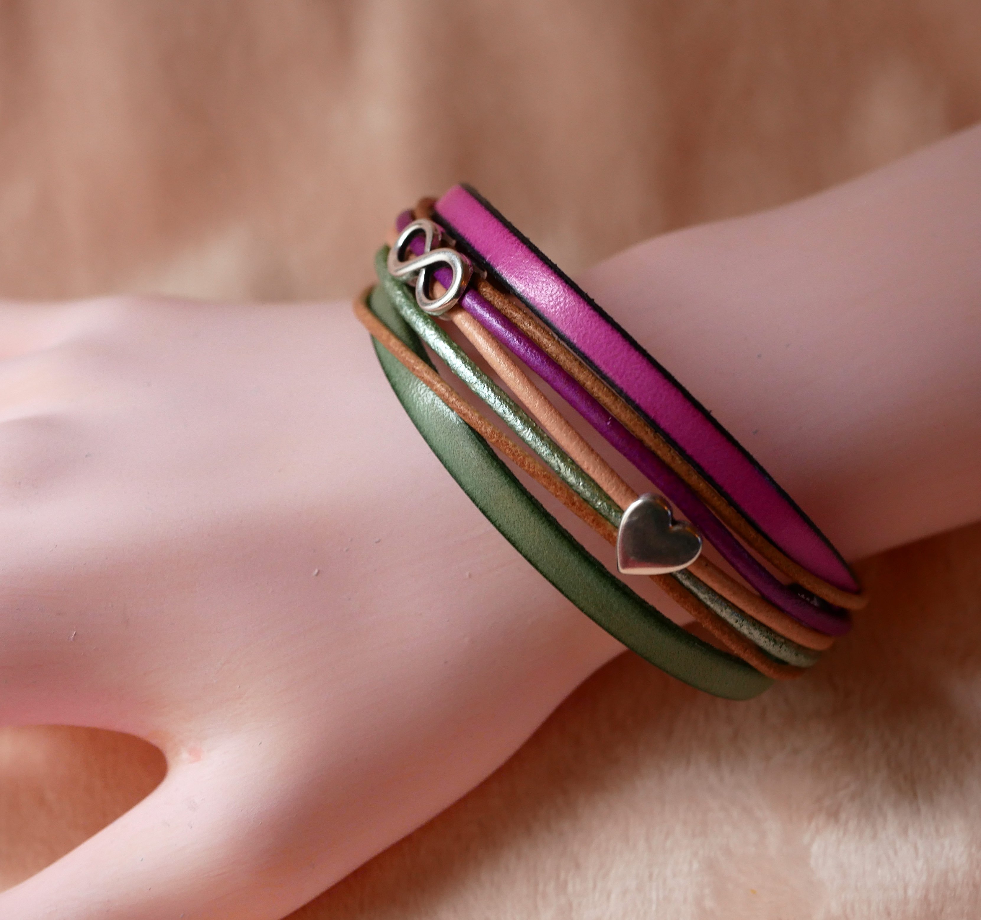 Manschettenarmband aus mehreren Lederkordeln in Fuchsia mit 2 silbernen Schlaufen