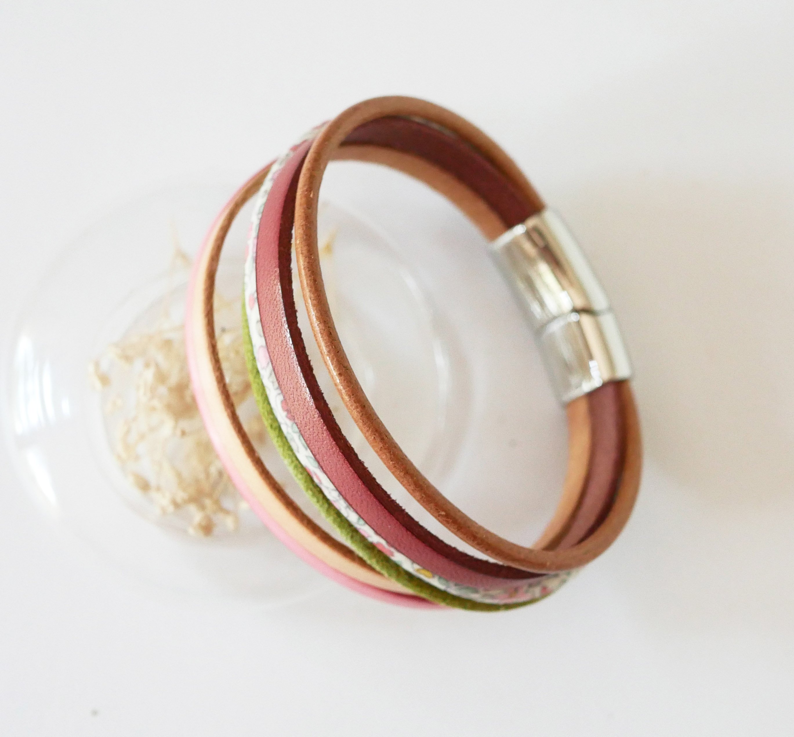 Armband mit mehreren Kordeln aus pastellfarbenem Leder und Liberty-Kordel mit Blumenmuster