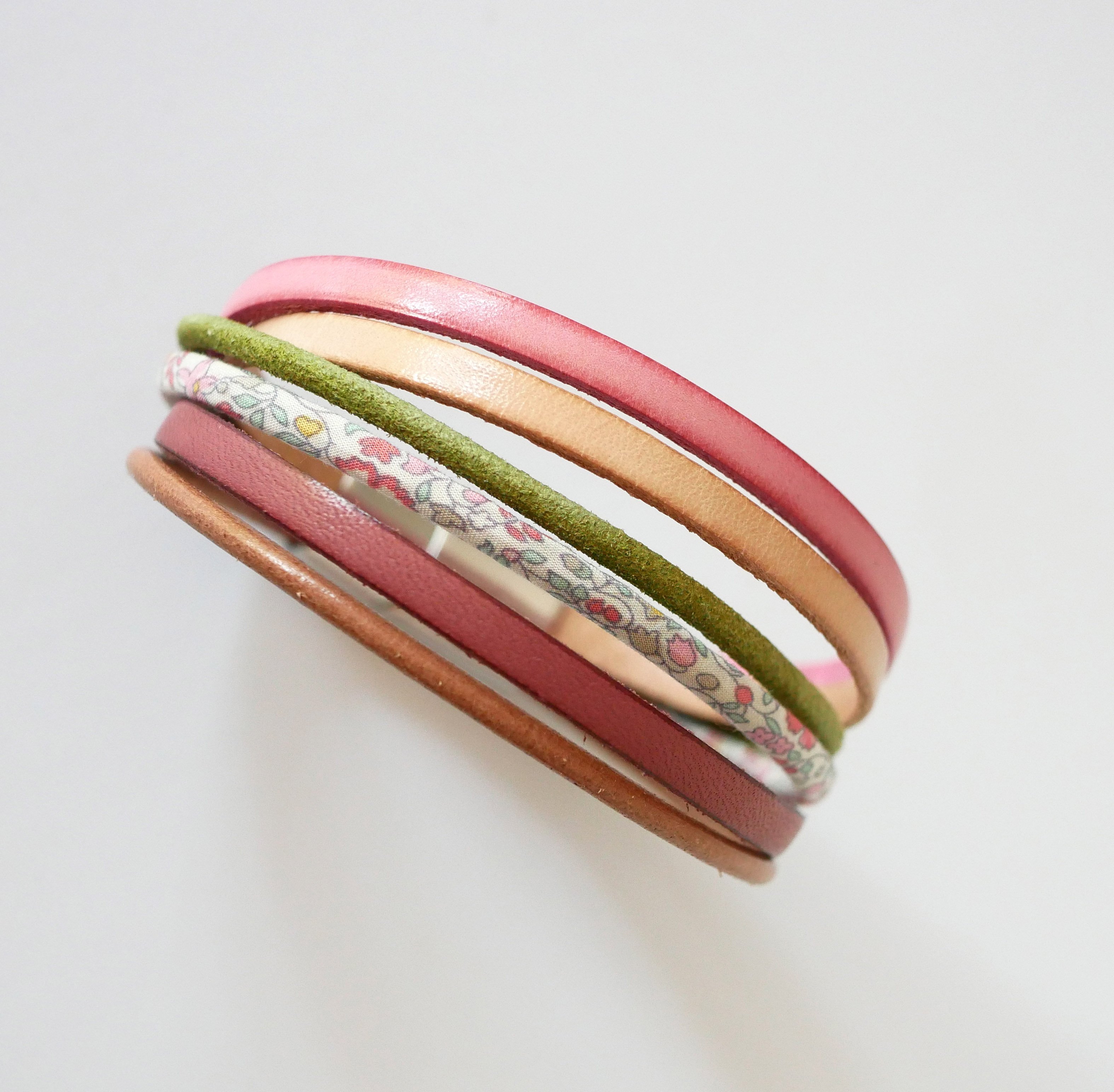 Armband mit mehreren Kordeln aus pastellfarbenem Leder und Liberty-Kordel mit Blumenmuster