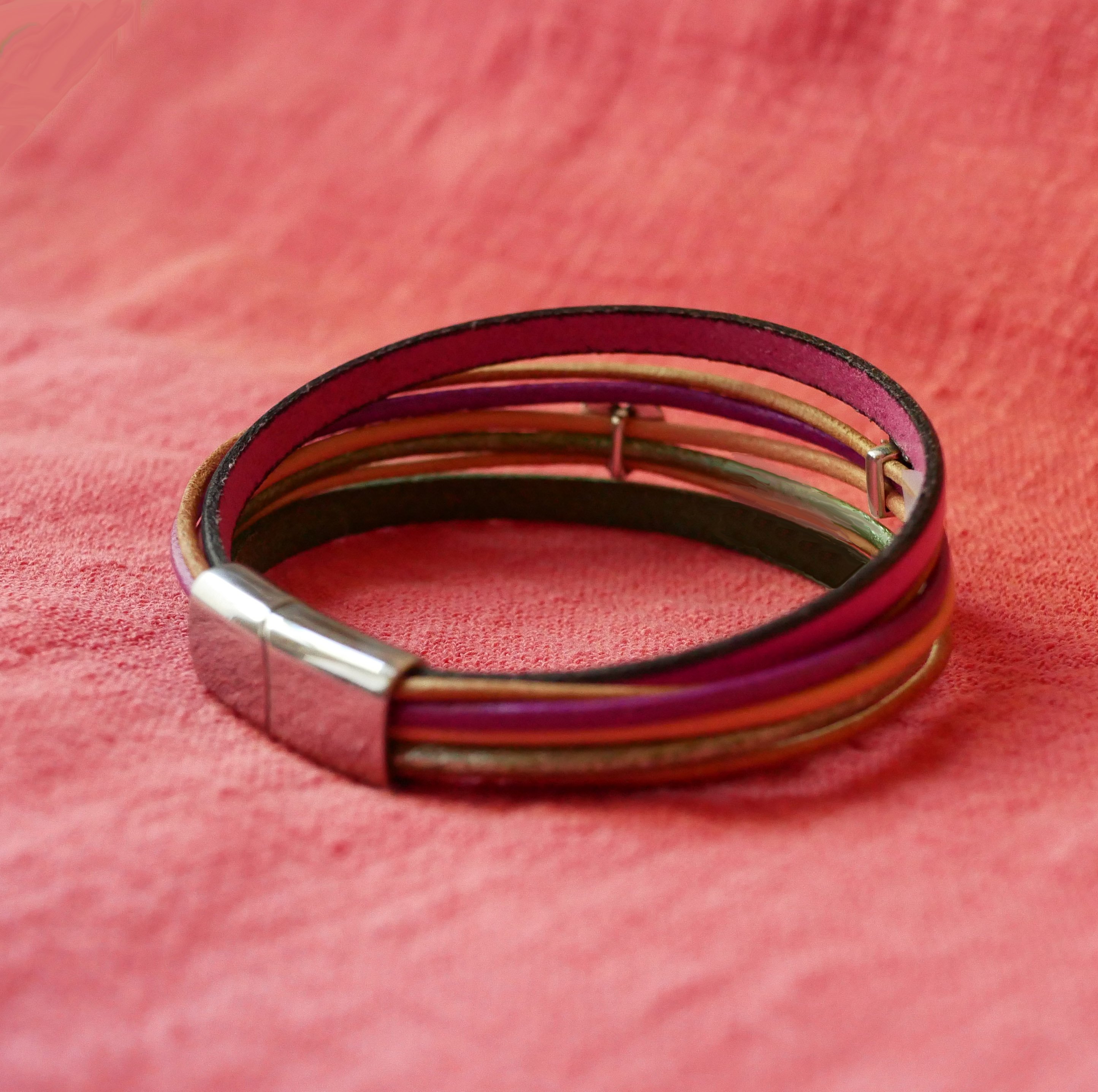 Manschettenarmband aus mehreren Lederkordeln in Fuchsia mit 2 silbernen Schlaufen