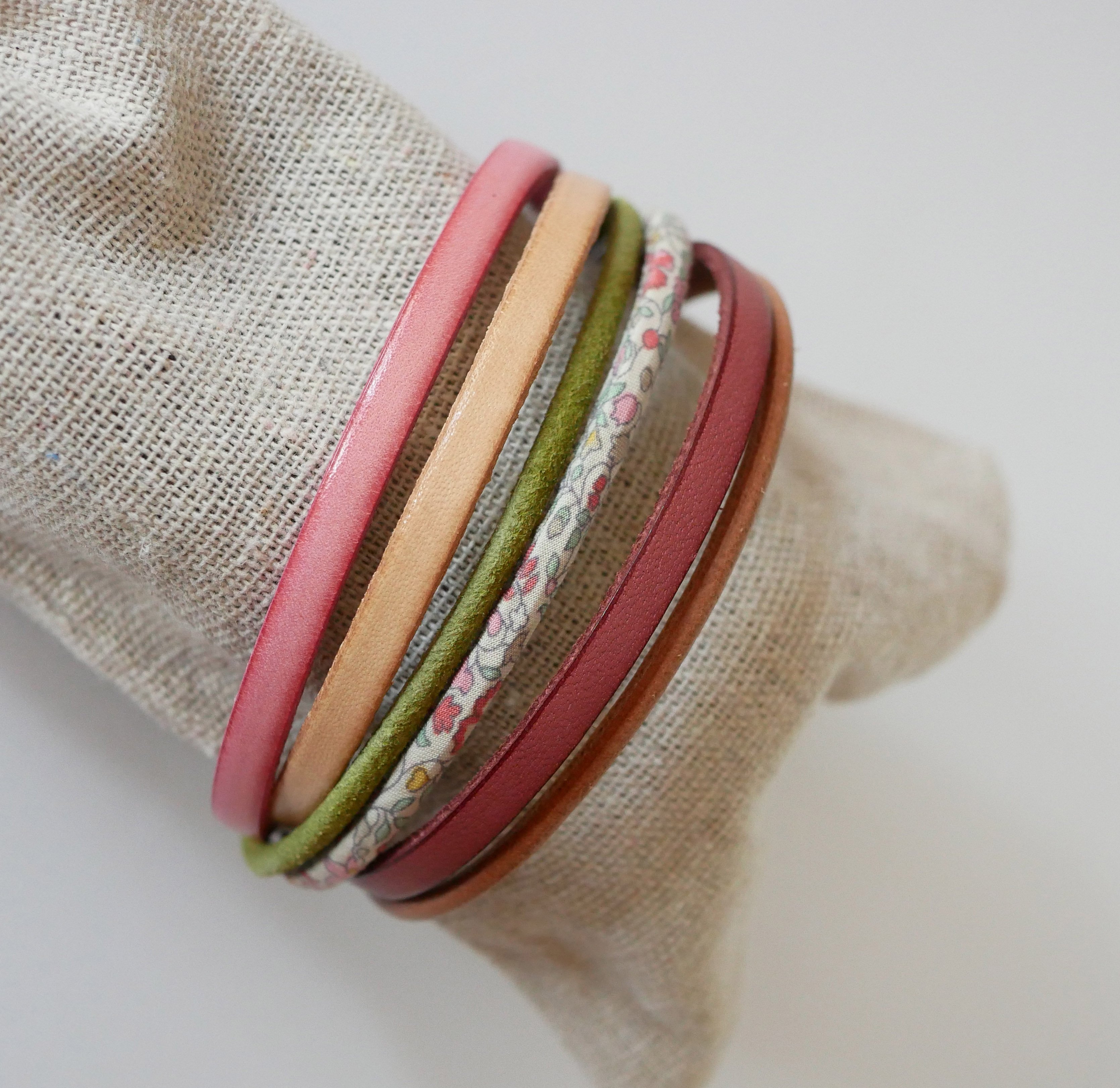 Armband mit mehreren Kordeln aus pastellfarbenem Leder und Liberty-Kordel mit Blumenmuster