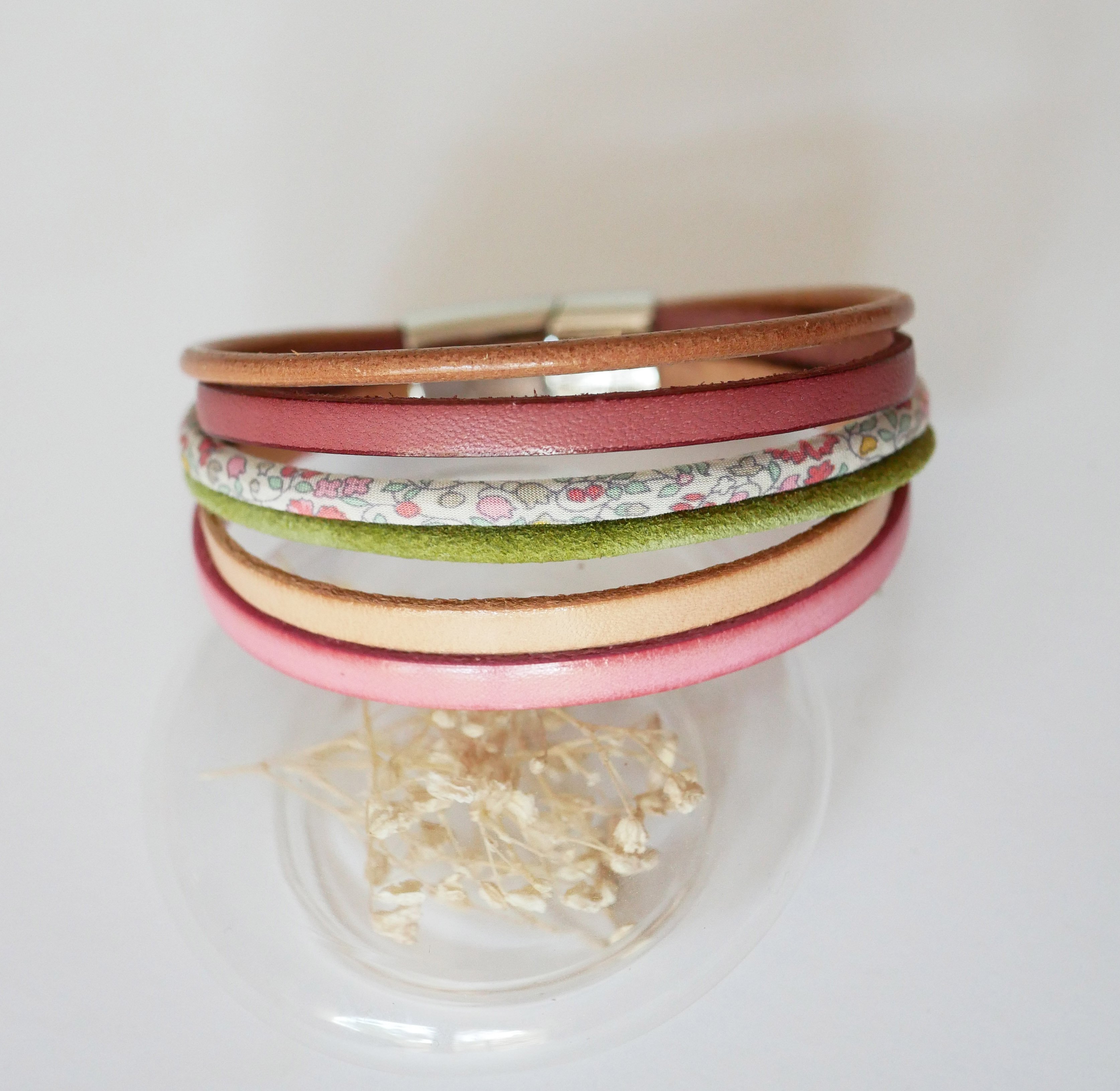 Armband mit mehreren Kordeln aus pastellfarbenem Leder und Liberty-Kordel mit Blumenmuster