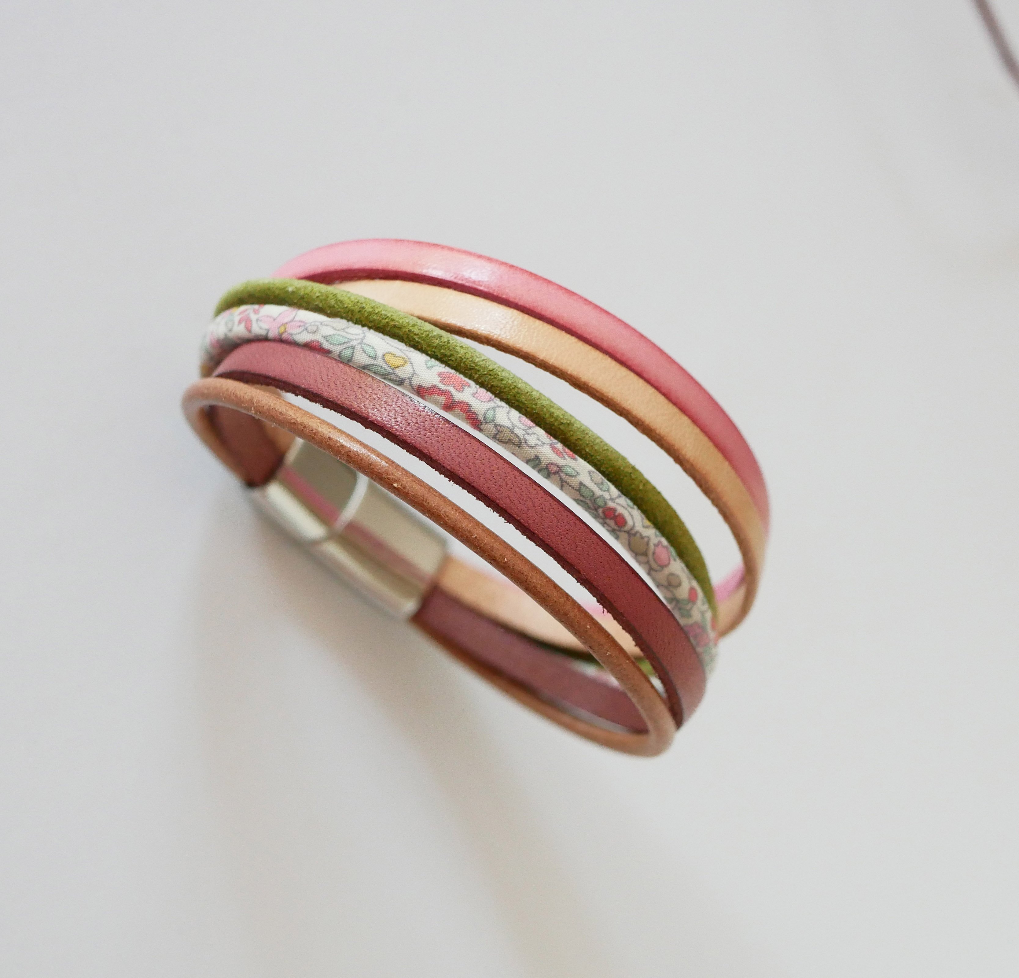 Armband mit mehreren Kordeln aus pastellfarbenem Leder und Liberty-Kordel mit Blumenmuster