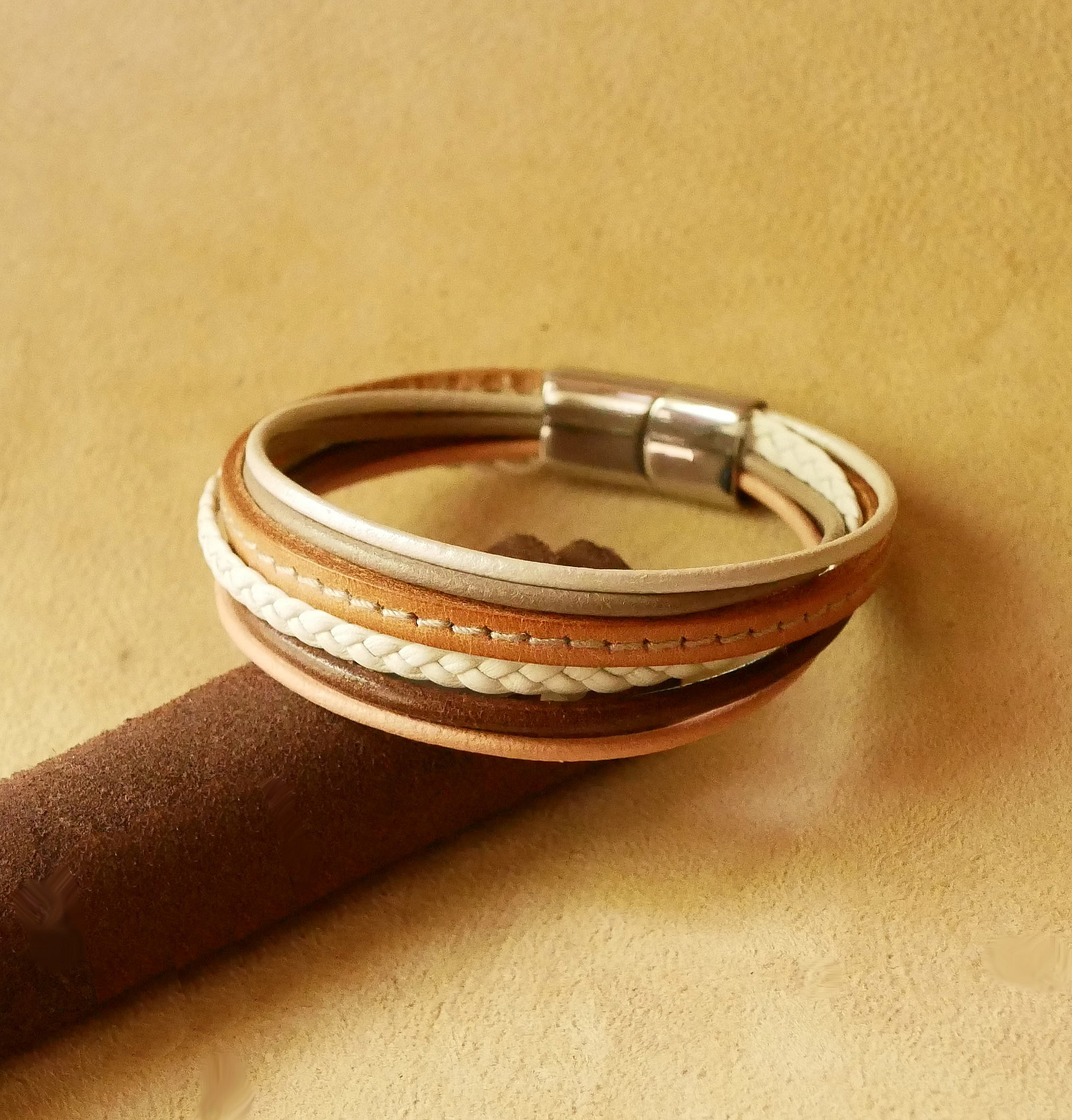 Multi-Leder-Manschettenarmband f&uuml;r Frauen in Beiget&ouml;nen