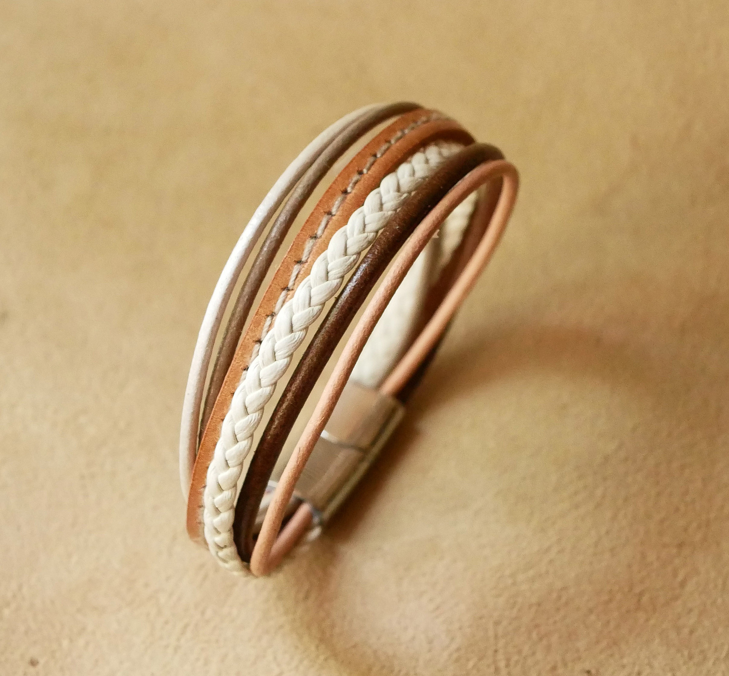 Multi-Leder-Manschettenarmband f&uuml;r Frauen in Beiget&ouml;nen