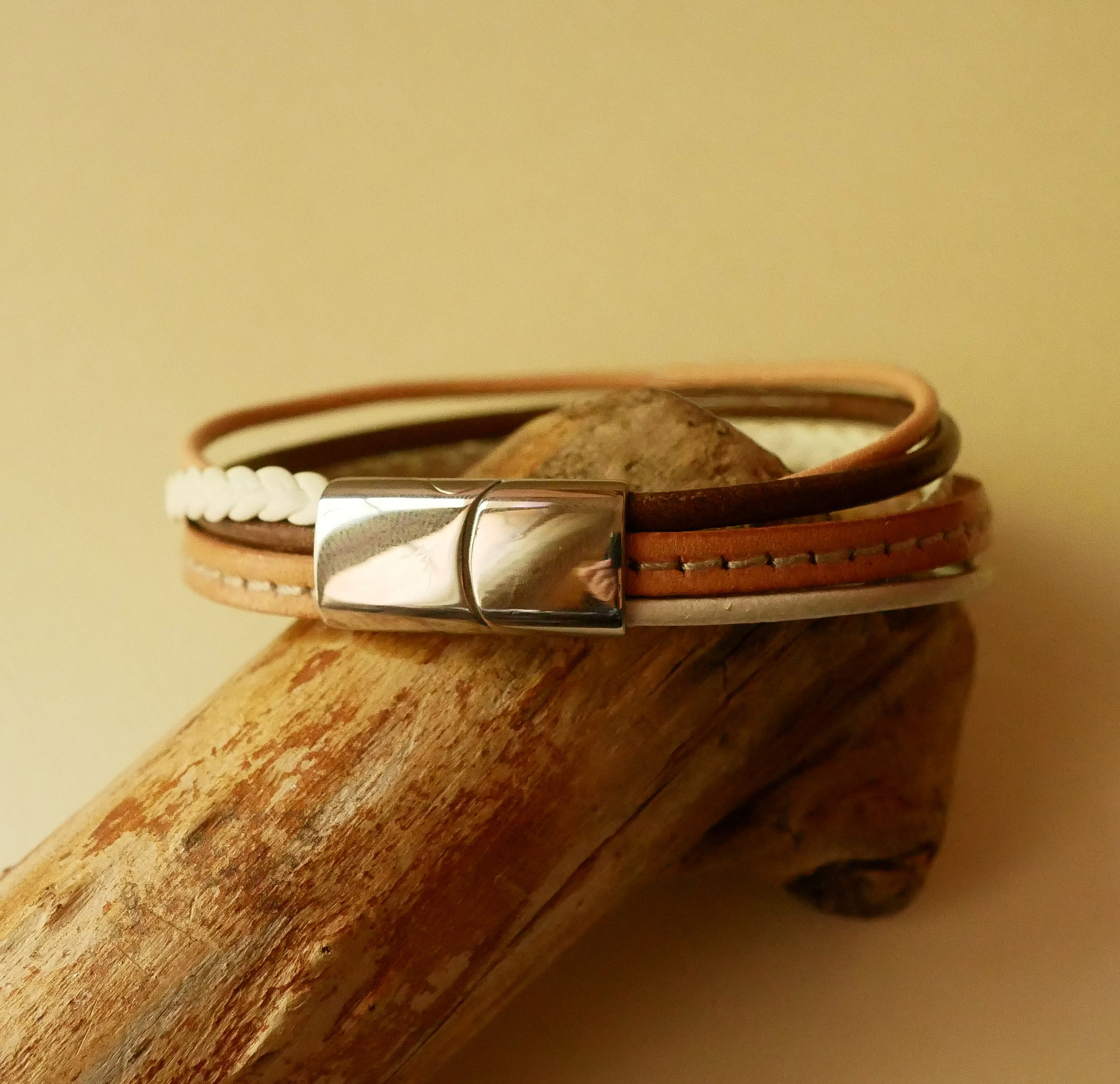 Multi-Leder-Manschettenarmband f&uuml;r Frauen in Beiget&ouml;nen