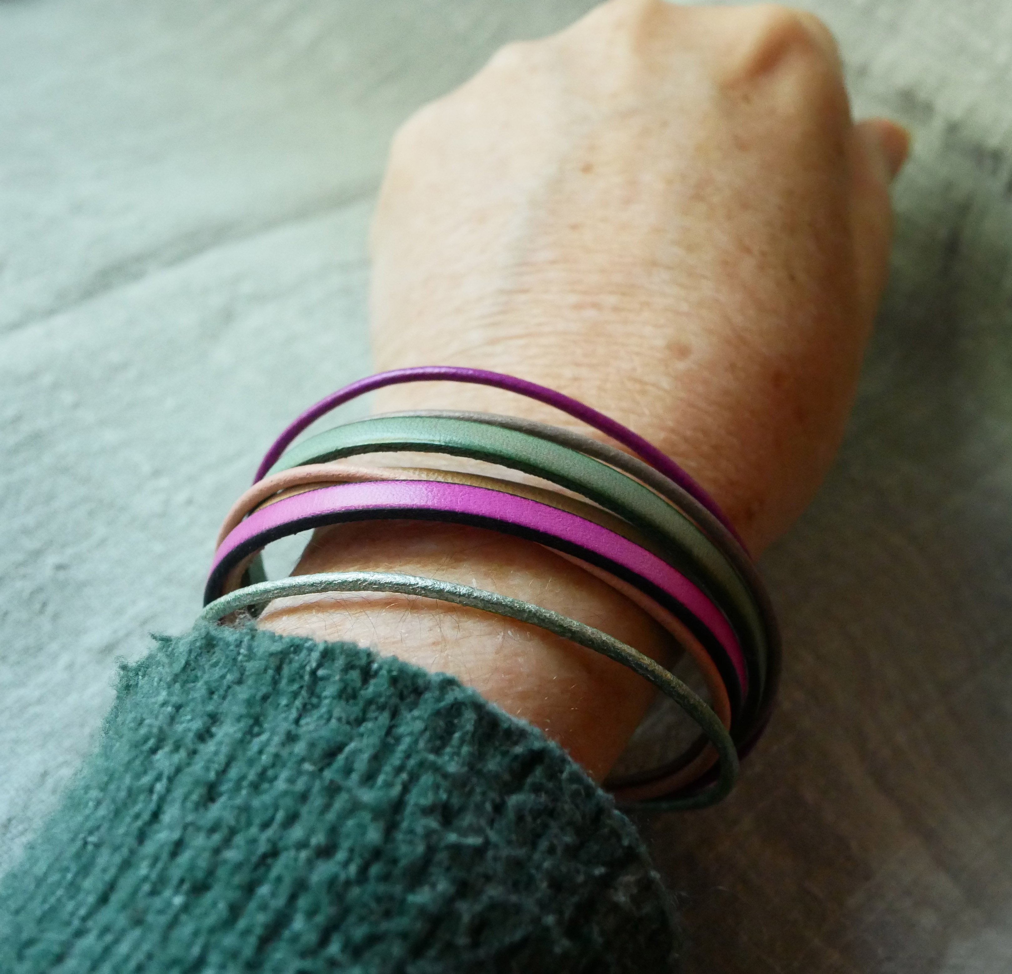 Multi-Leder-Manschettenarmband f&uuml;r Frauen in Fr&uuml;hlingst&ouml;nen