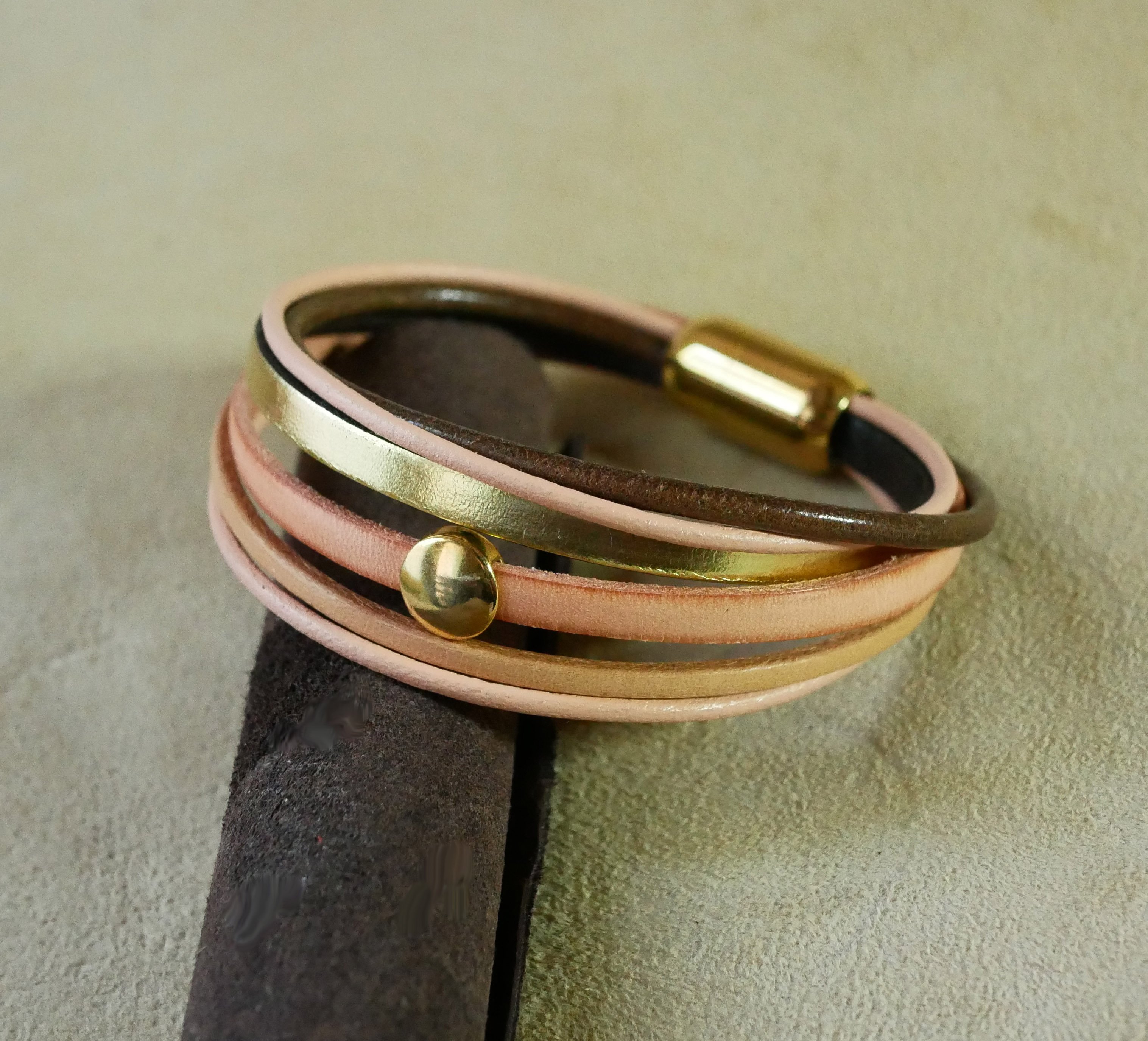 Multi-Leder-Manschettenarmband f&uuml;r Frauen in Pfirsich- und Goldt&ouml;nen