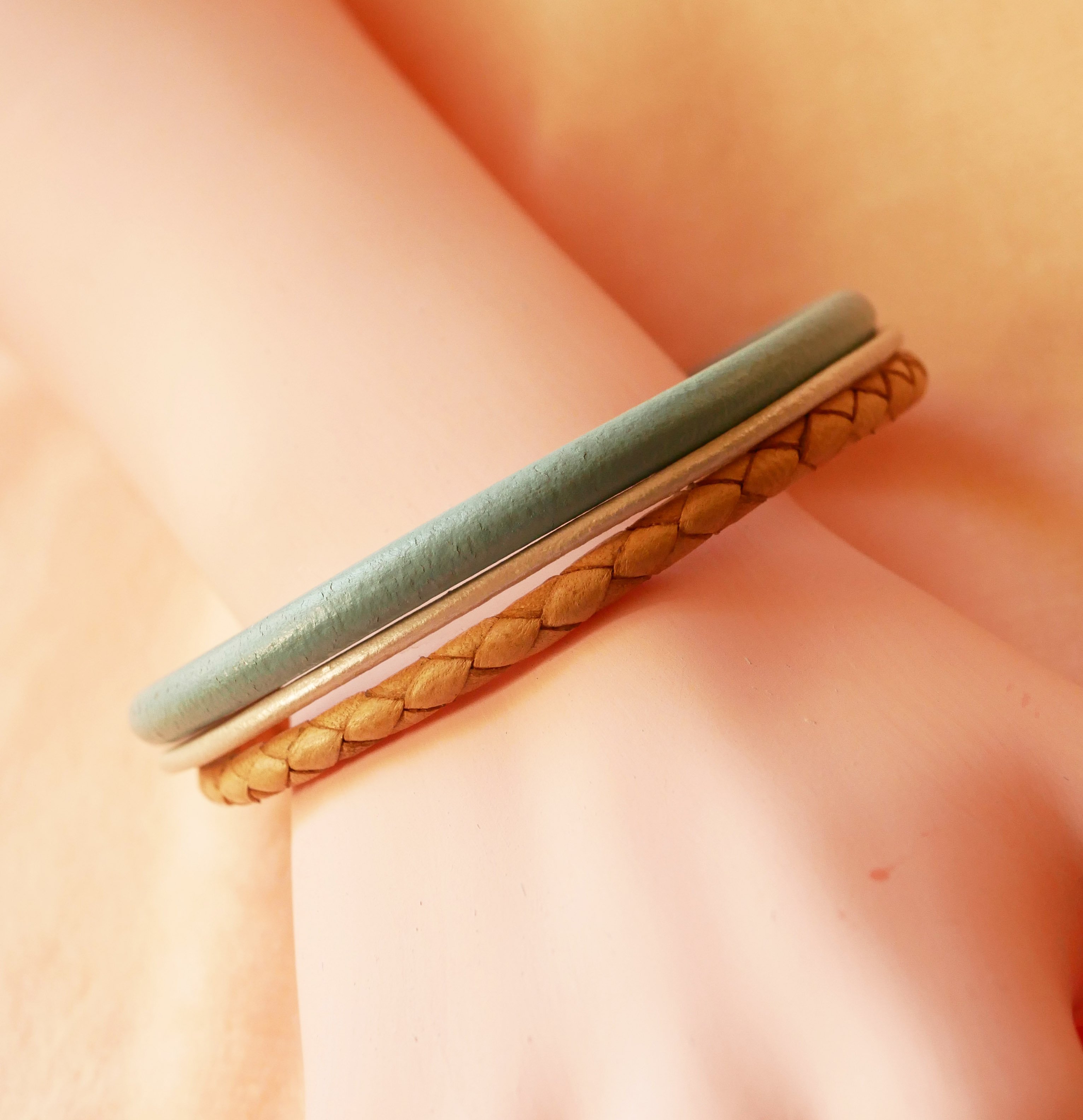 Manschettenarmband aus geflochtenem Multi-Leder Beige und T&uuml;rkis