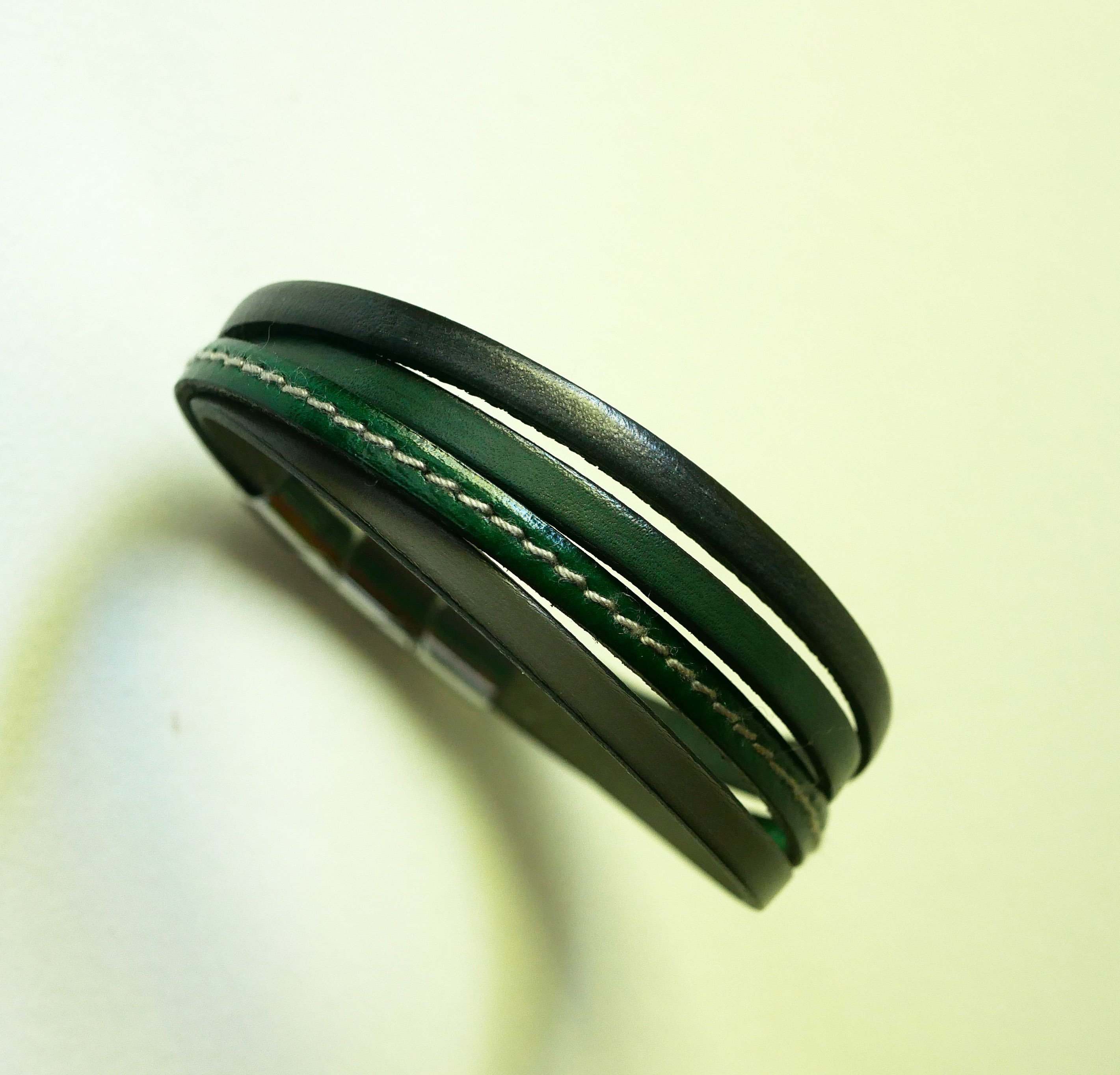 Manschettenarmband aus grünem und grauem Leder für Männer