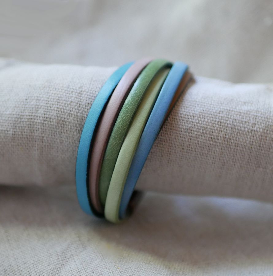 Manschettenarmband aus mehreren Lederarten in Pastellfarben