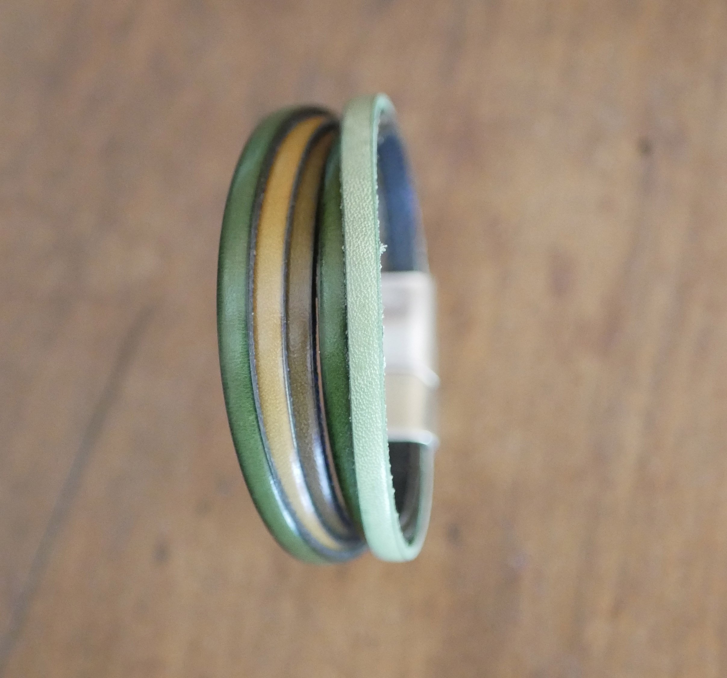 Multi-Leder-Manschettenarmband in Gr&uuml;nt&ouml;nen