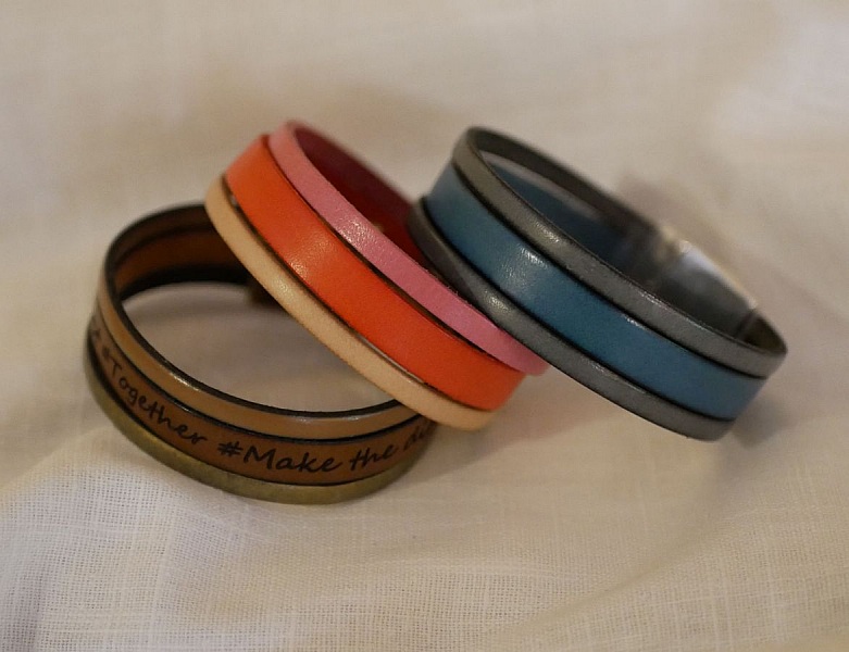 Manschettenarmband zum Anpassen Lederfarben und eingravierte Nachricht