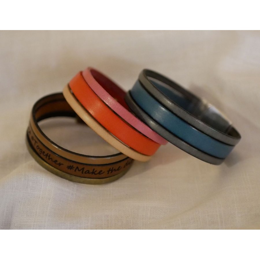 Manschettenarmband zum Anpassen Lederfarben und eingravierte Nachricht