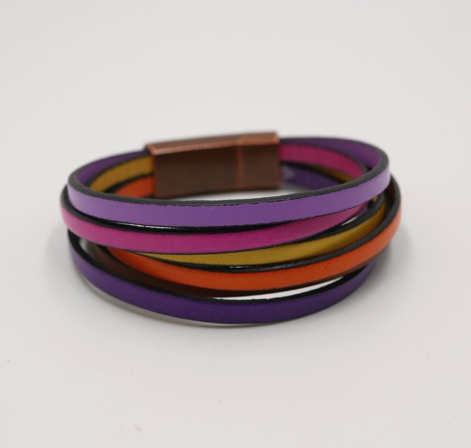 Manschettenarmband aus mehreren Lederarten in kräftigen Farben