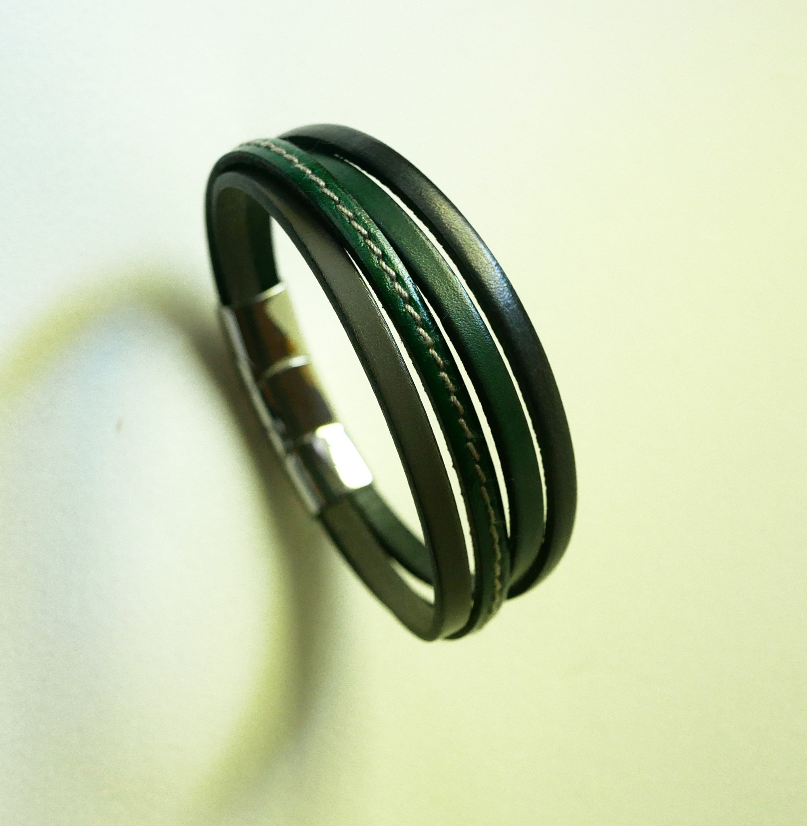 Manschettenarmband aus grünem und grauem Leder für Männer