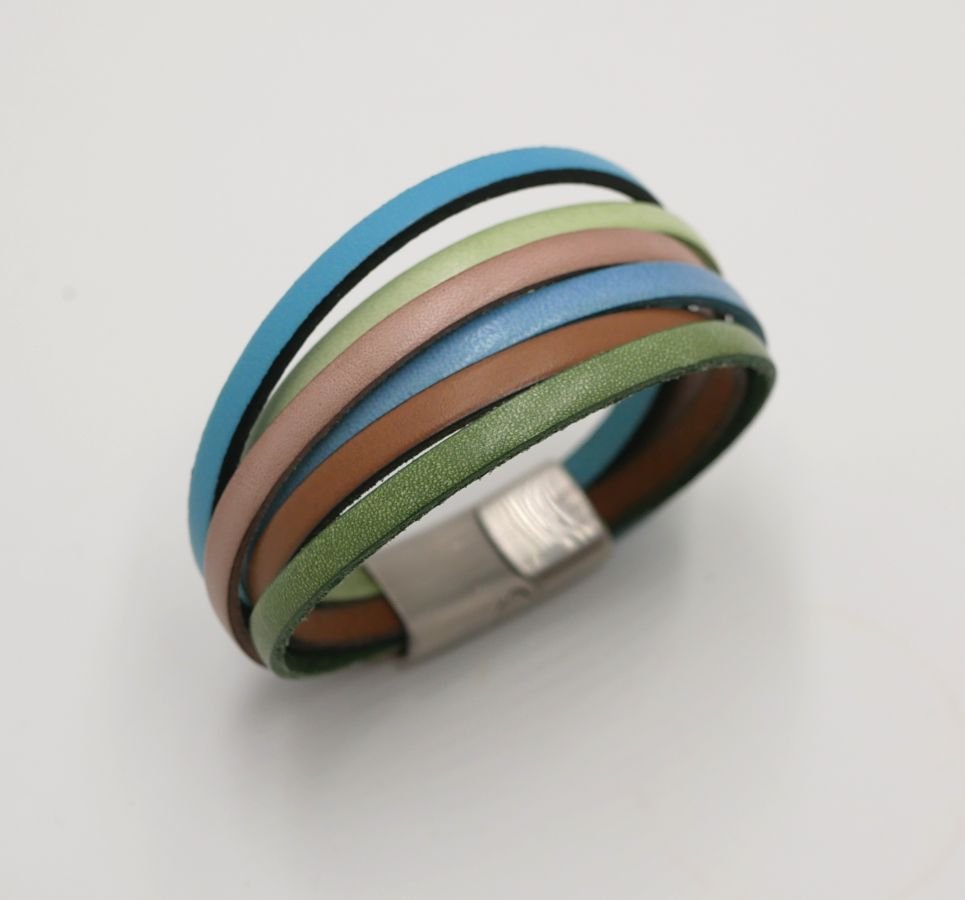 Manschettenarmband aus mehreren Lederarten in Pastellfarben