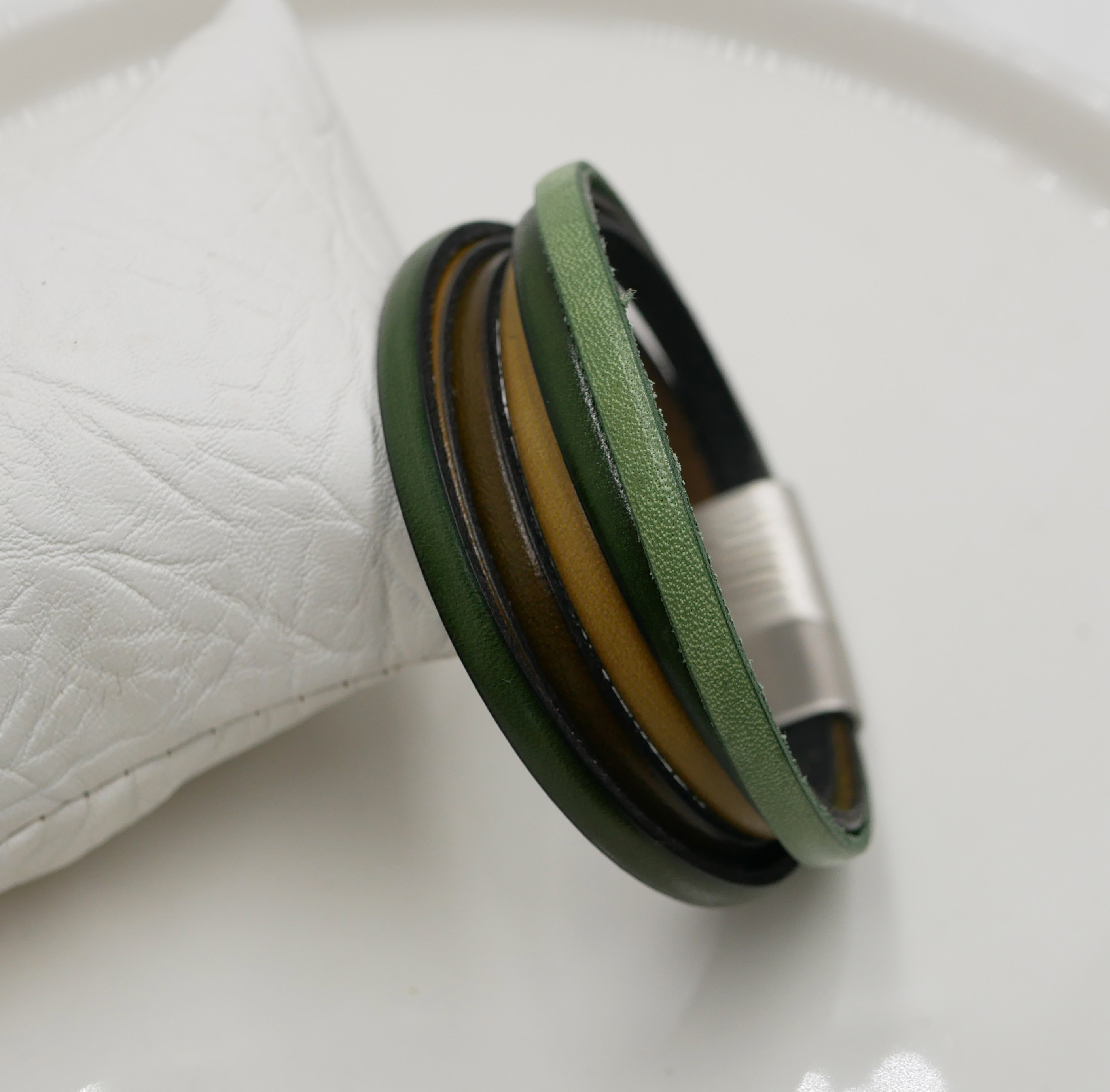 Multi-Leder-Manschettenarmband in Grüntönen