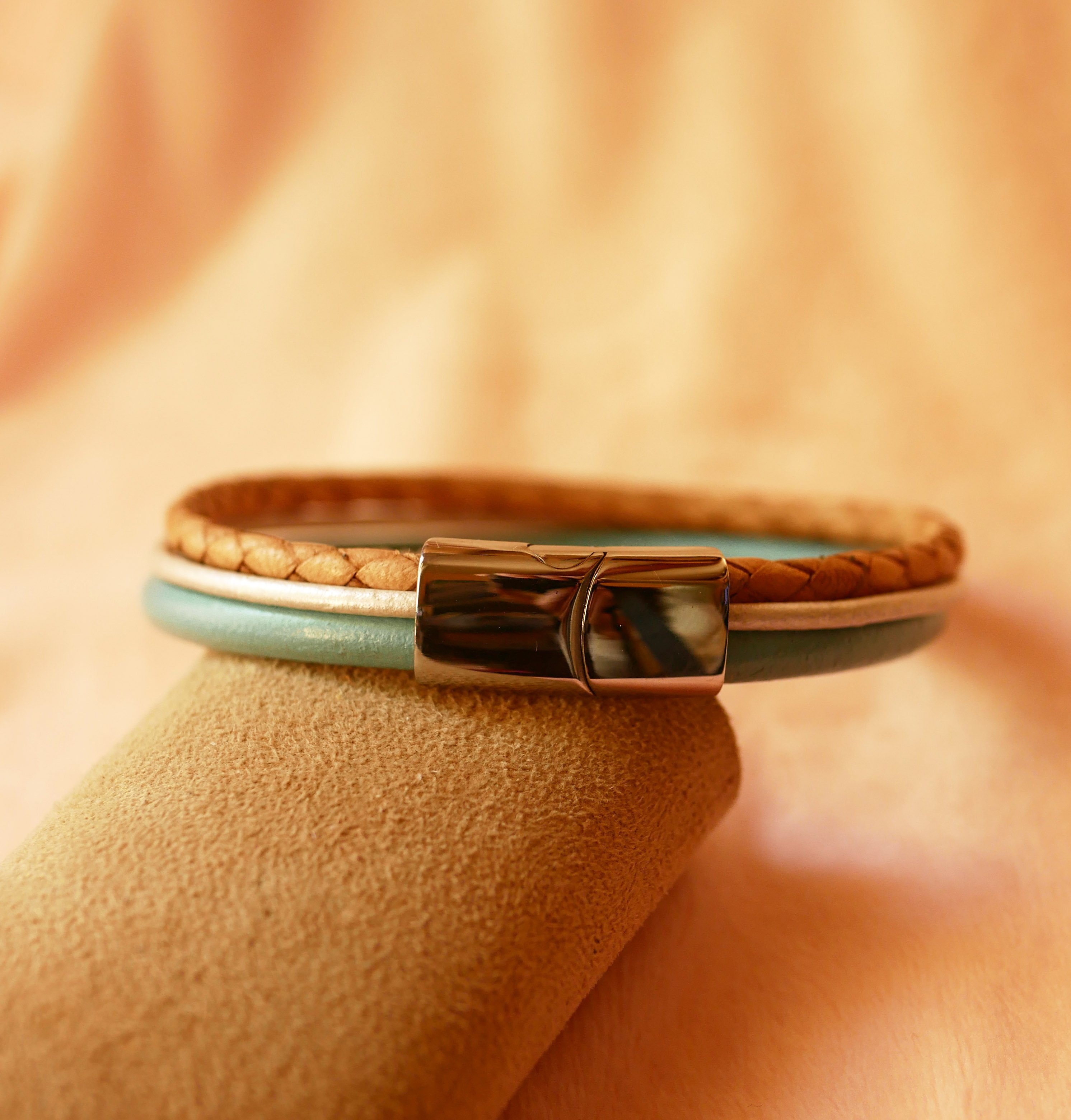 Manschettenarmband aus geflochtenem Multi-Leder Beige und T&uuml;rkis