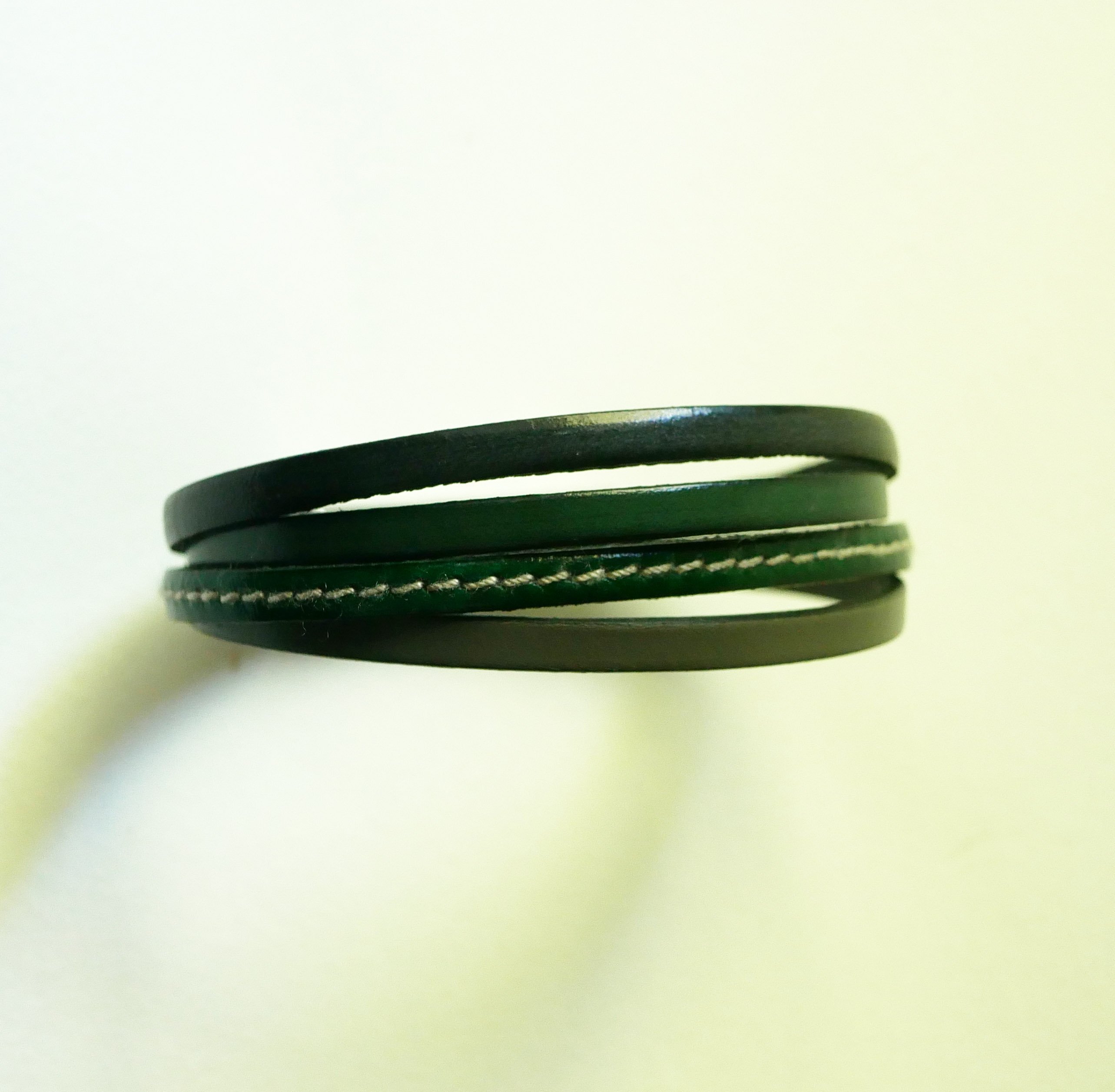 Manschettenarmband aus grünem und grauem Leder für Männer