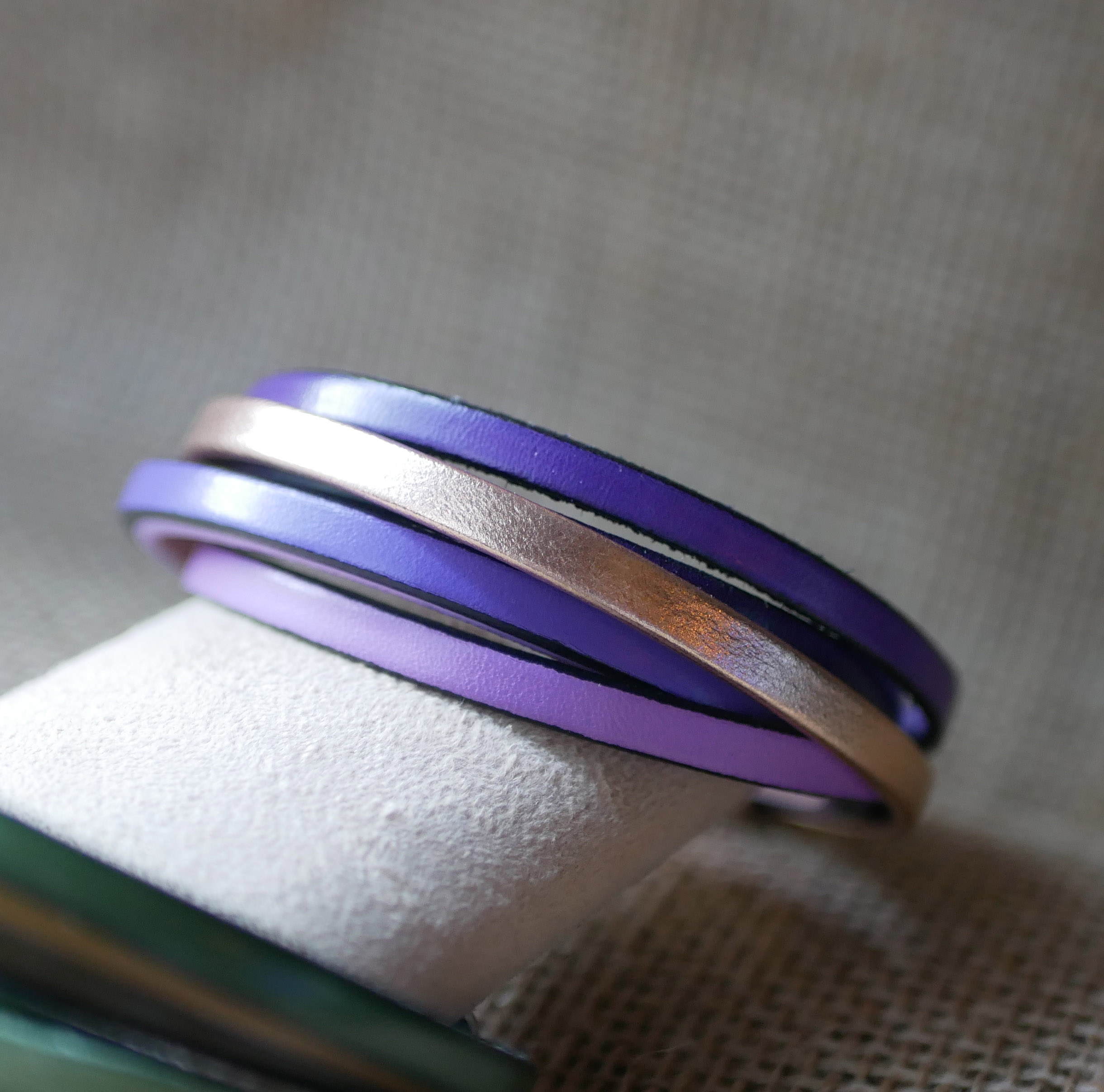 Manschettenarmband aus Multi-Leder in Violett und Roségold