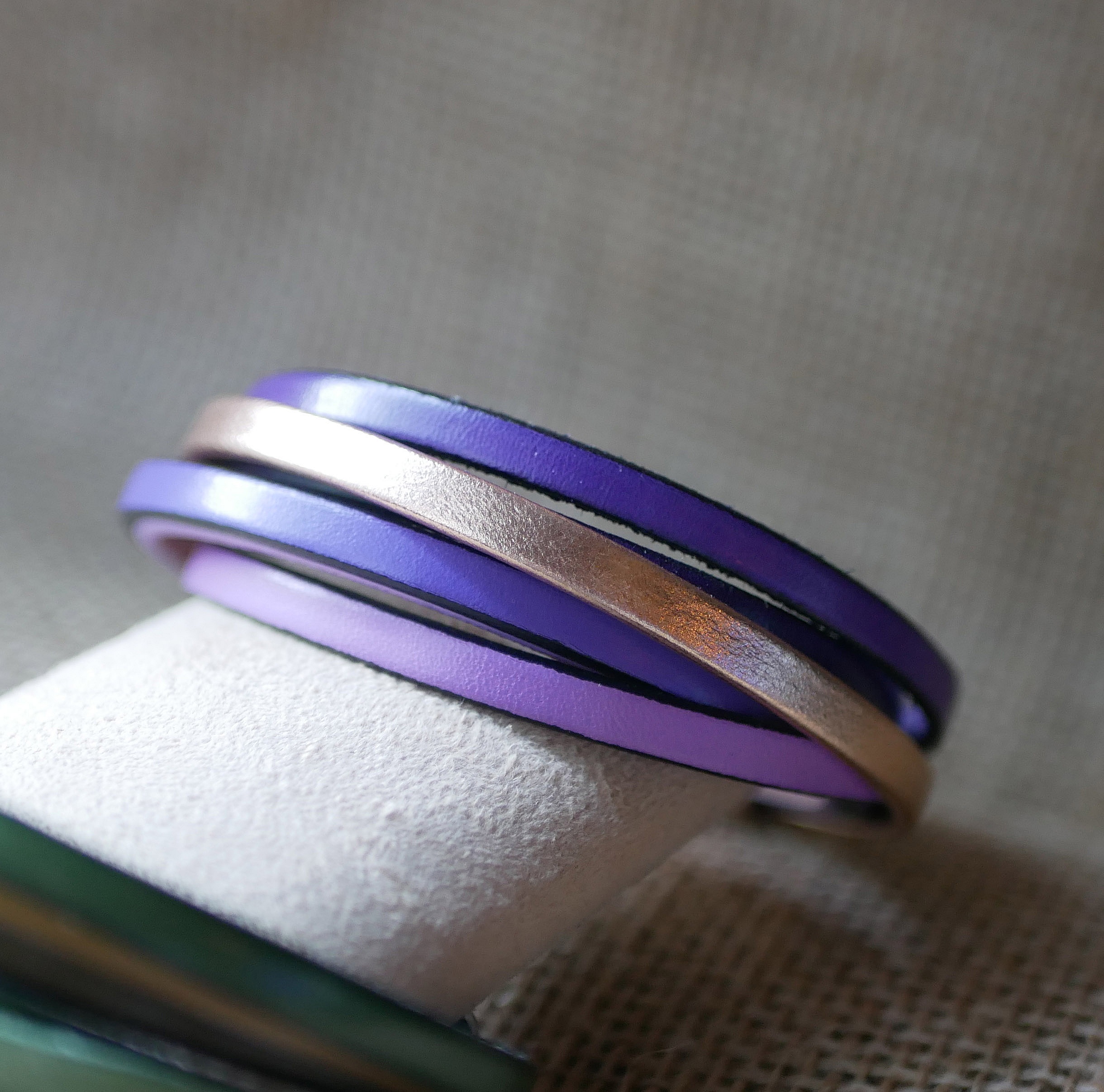 Bracelet manchette multi-cuirs en camaïeu de violet et or rose.