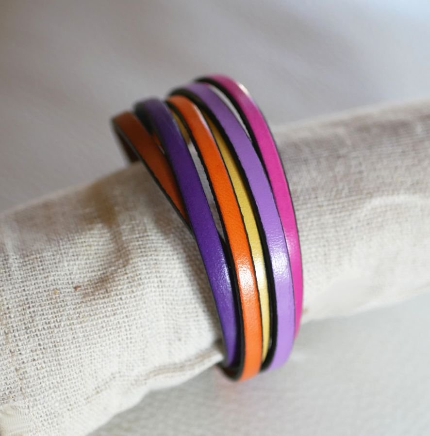 Manschettenarmband aus mehreren Lederarten in kräftigen Farben