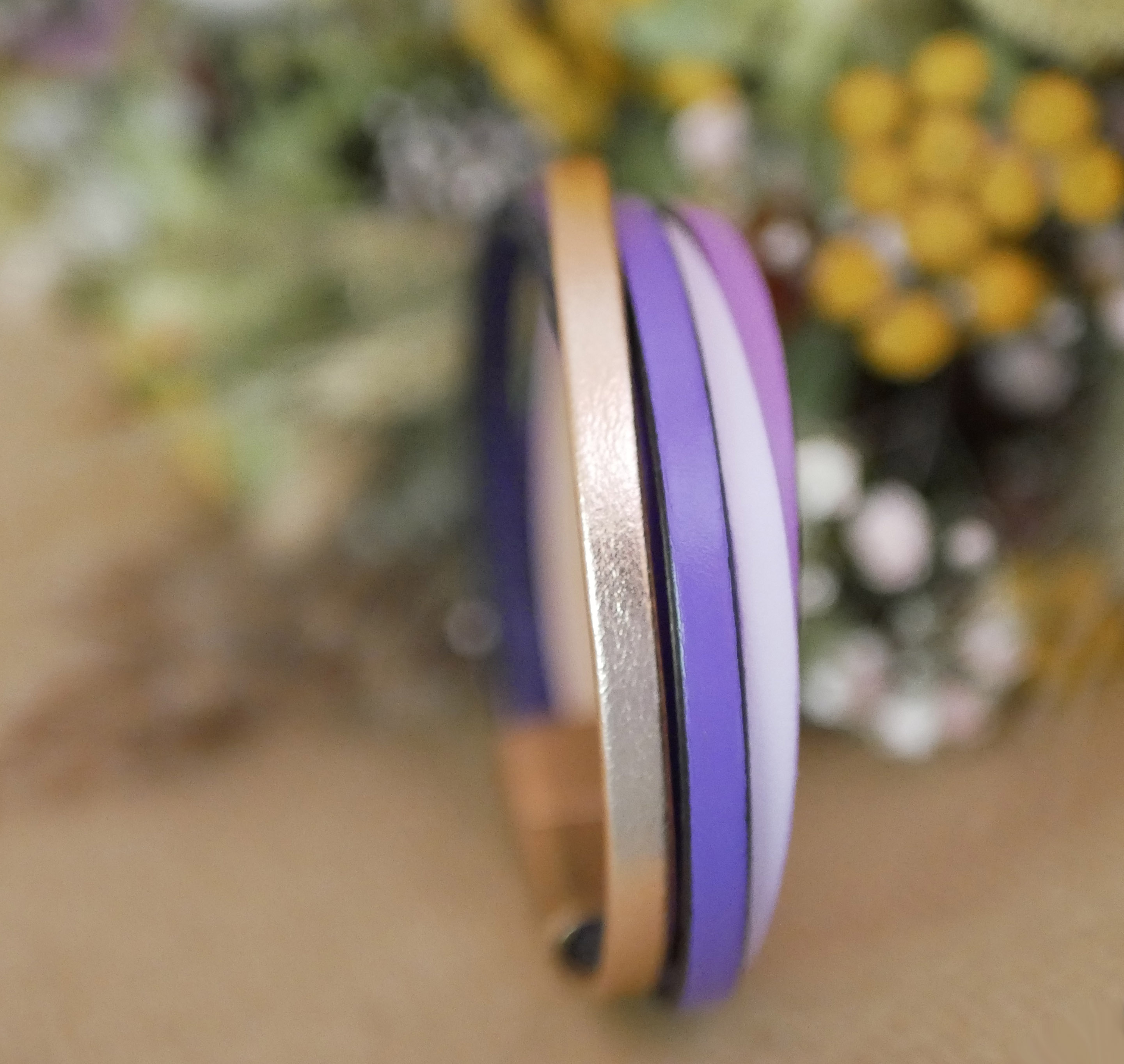 Manschettenarmband aus Multi-Leder in Violett und Roségold