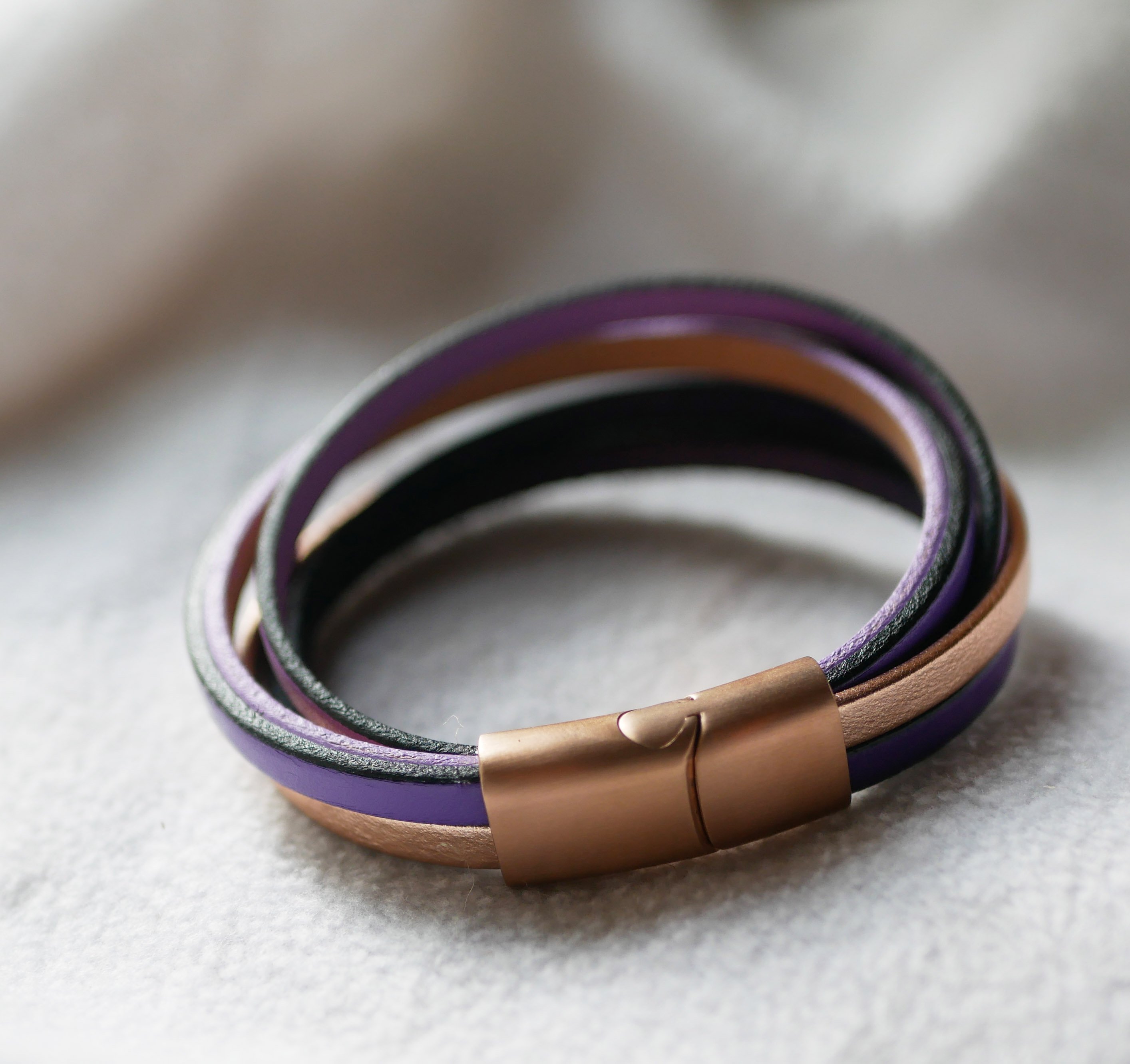 Manschettenarmband aus Multi-Leder in Violett und Roségold