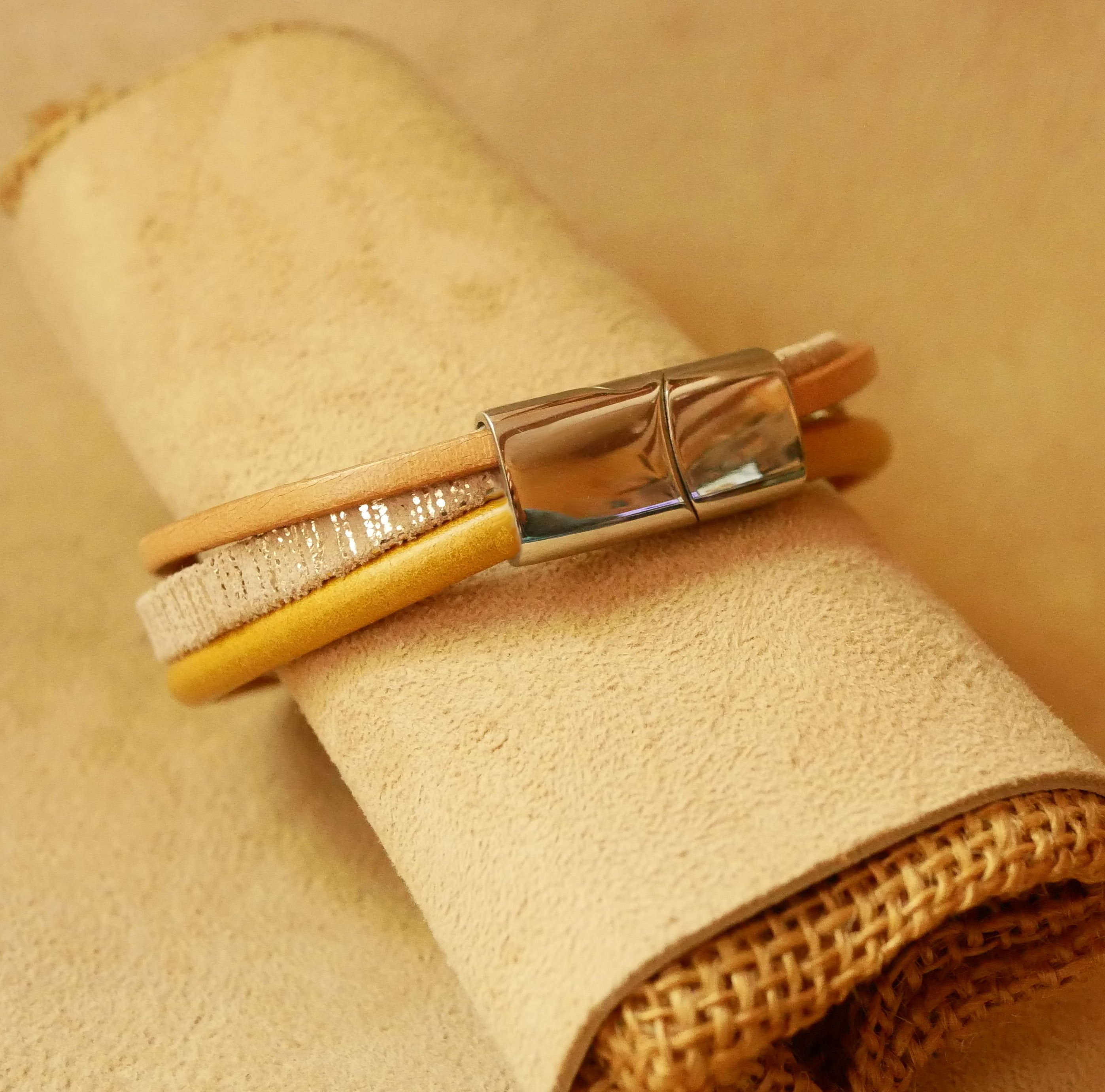 Manschettenarmband aus Multi-Leder Beige und Gold