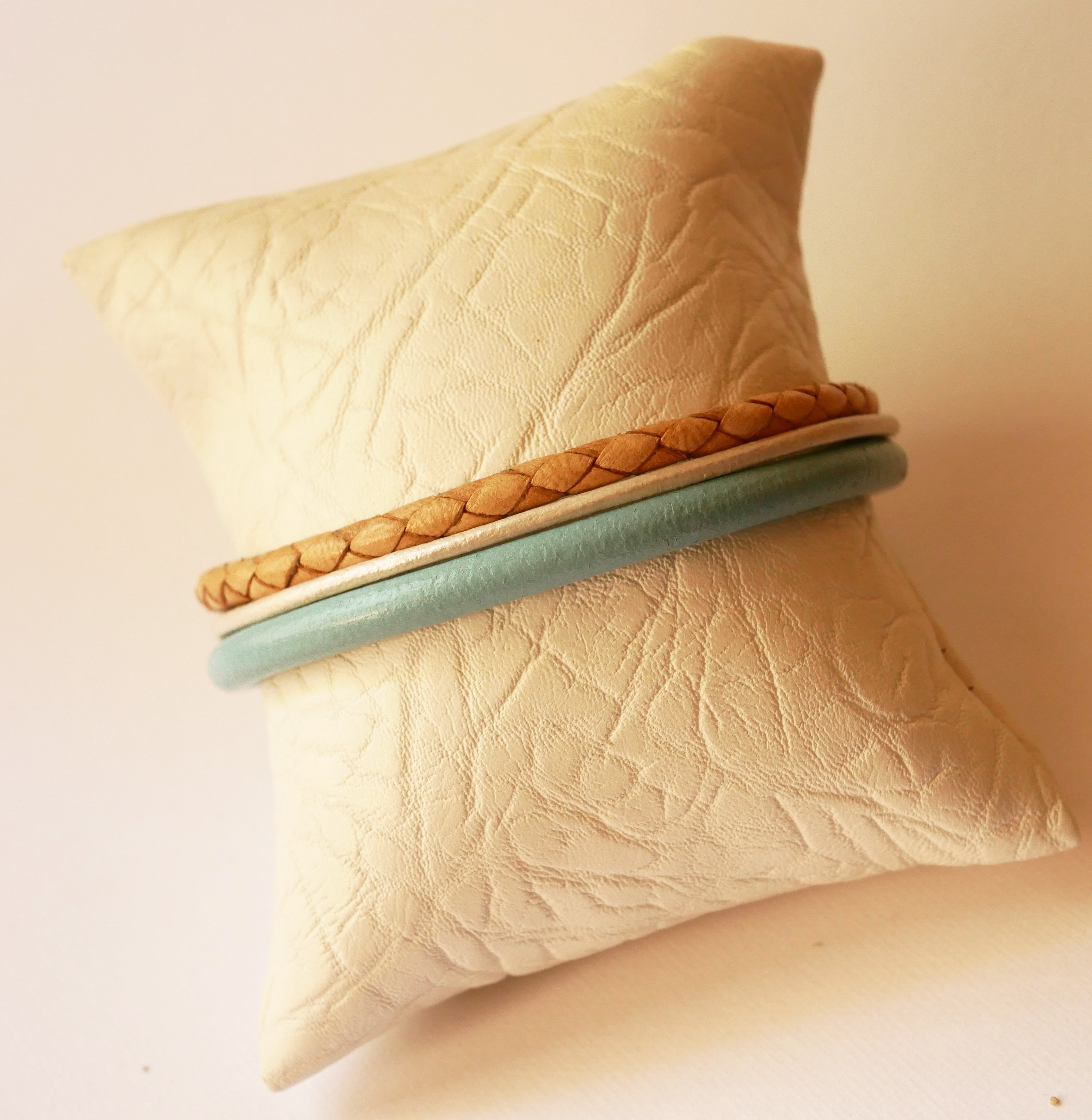 Manschettenarmband aus geflochtenem Multi-Leder Beige und T&uuml;rkis