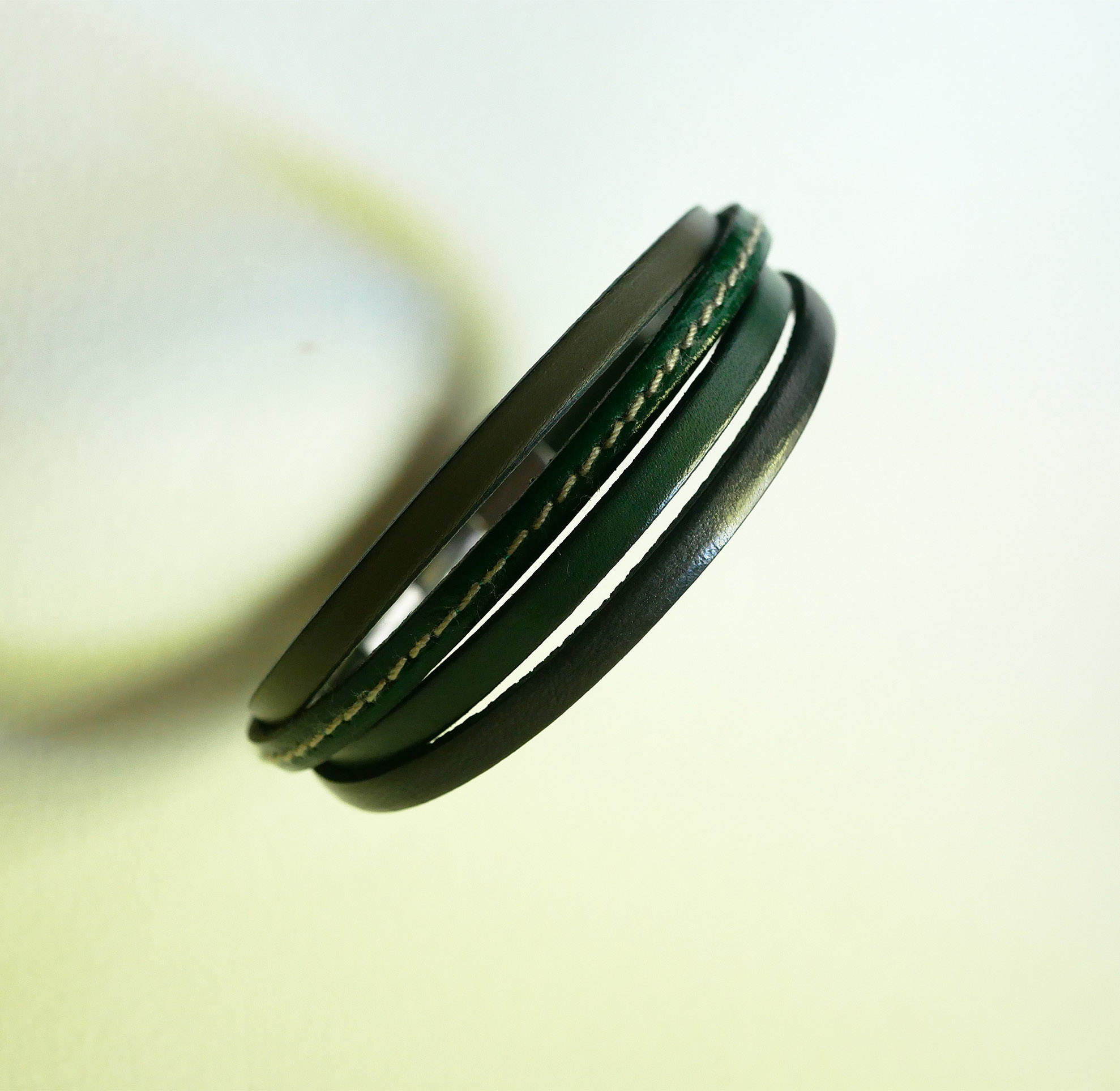 Manschettenarmband aus grünem und grauem Leder für Männer