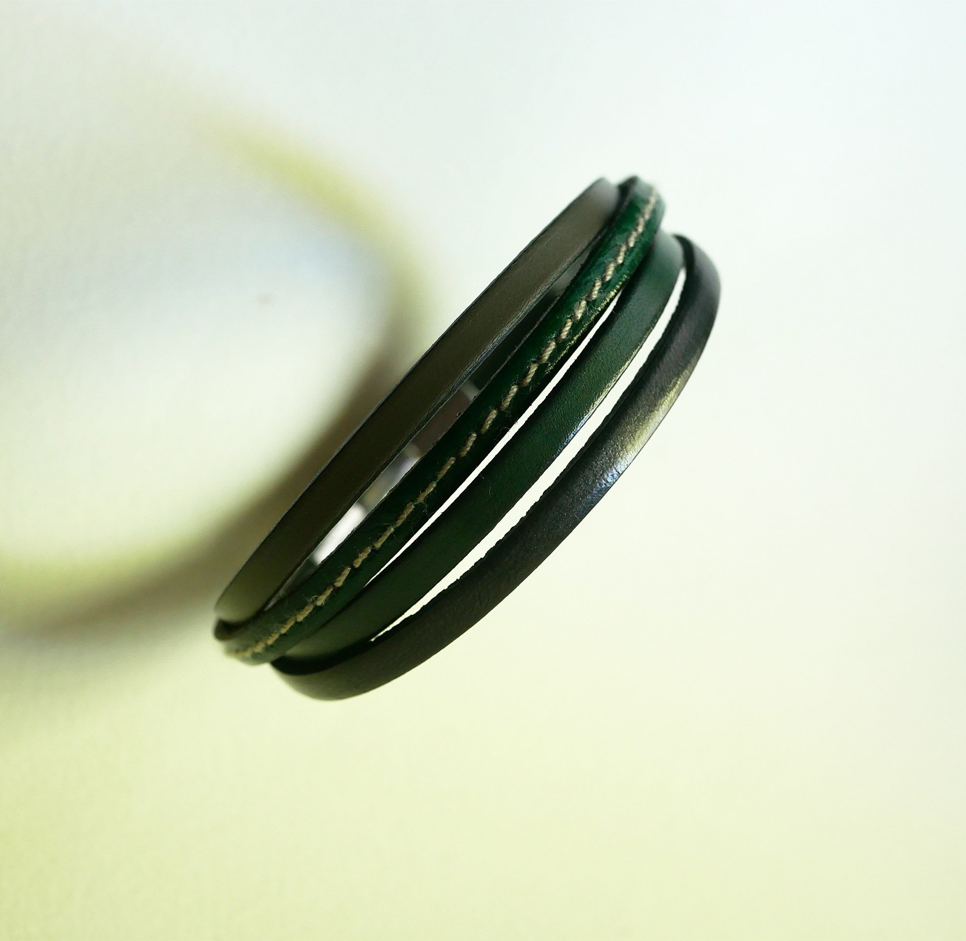 Manschettenarmband aus grünem und grauem Leder für Männer