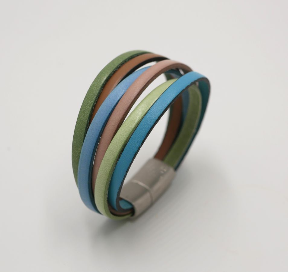 Manschettenarmband aus mehreren Lederarten in Pastellfarben