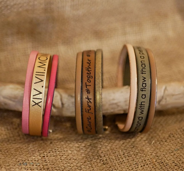 Manschettenarmband zum Anpassen Lederfarben und eingravierte Nachricht