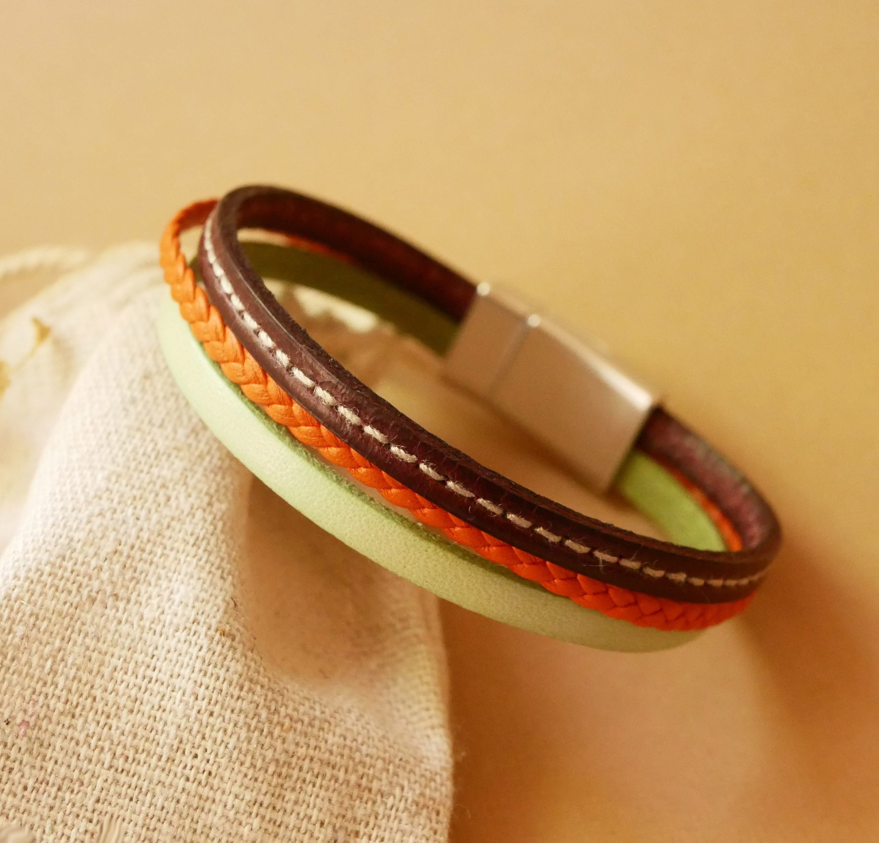 Bracelet manchette multi-cuirs Amande, tressé Orange et surpiqué Bordeaux