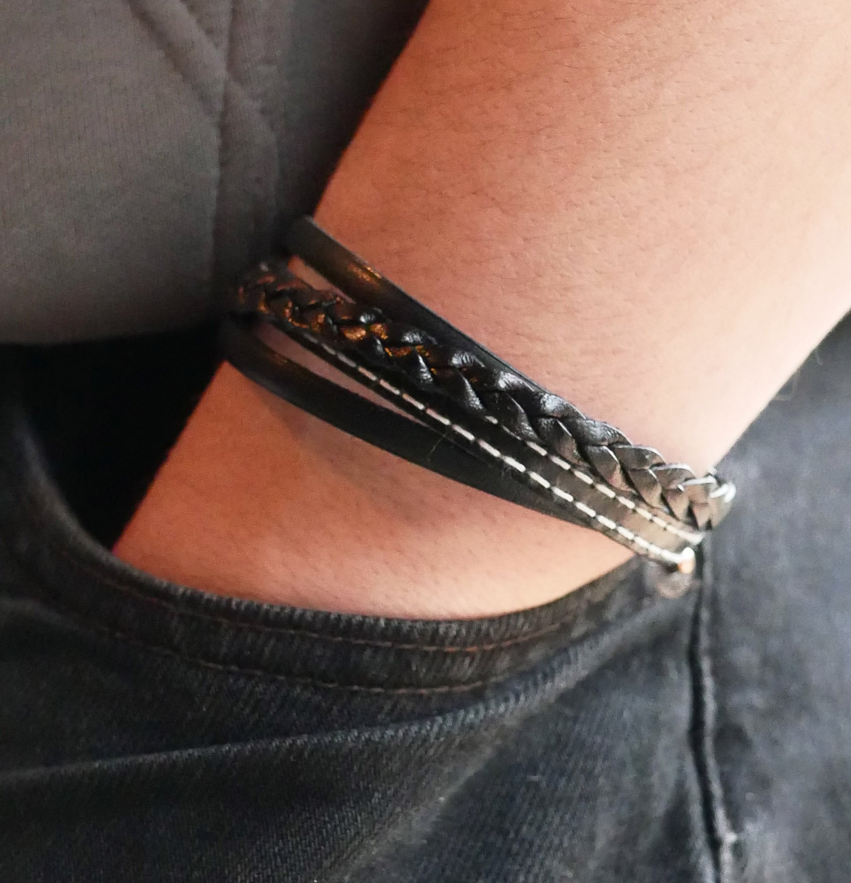 Manschettenarmband aus mehreren schwarzen Ledern f&uuml;r M&auml;nner