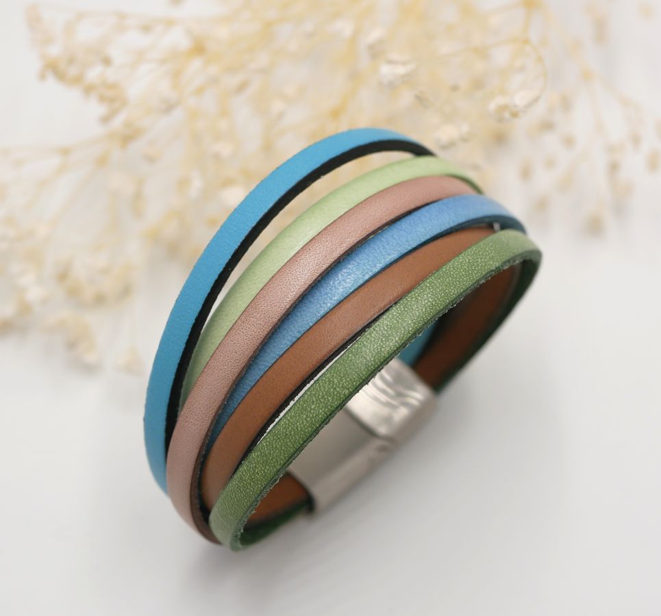 Manschettenarmband aus mehreren Lederarten in Pastellfarben